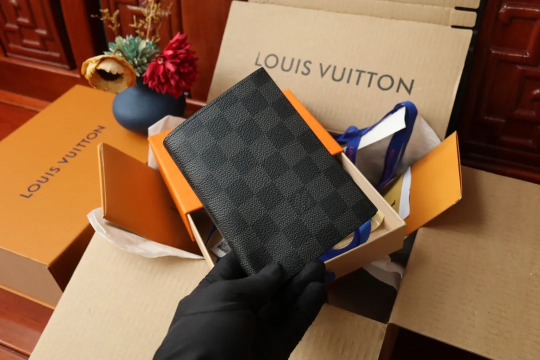 Original order M64501 passport holder 💰240 An excellent companion for fashionable travel. Lined with luxurious grained calfskin and featuring a multi-compartment interior, this is a classic travel accessory. The image of a giraffe carrying a gorgeous Louis Vuitton handbag and making a shopping spree transforms this elegant passport holder into the embodiment of cuteness. 10.0x14.0x2.5cm