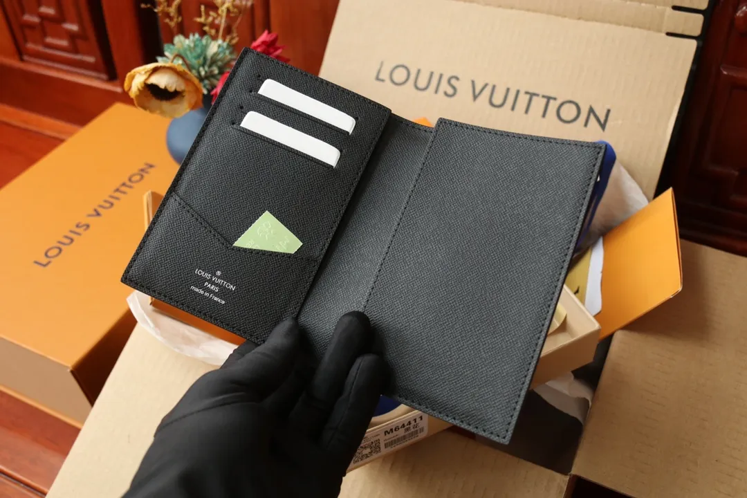 Original order M64501 passport holder 💰240 An excellent companion for fashionable travel. Lined with luxurious grained calfskin and featuring a multi-compartment interior, this is a classic travel accessory. The image of a giraffe carrying a gorgeous Louis Vuitton handbag and making a shopping spree transforms this elegant passport holder into the embodiment of cuteness. 10.0x14.0x2.5cm