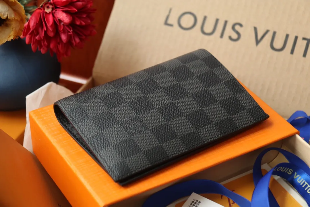 Original order M64501 passport holder 💰240 An excellent companion for fashionable travel. Lined with luxurious grained calfskin and featuring a multi-compartment interior, this is a classic travel accessory. The image of a giraffe carrying a gorgeous Louis Vuitton handbag and making a shopping spree transforms this elegant passport holder into the embodiment of cuteness. 10.0x14.0x2.5cm