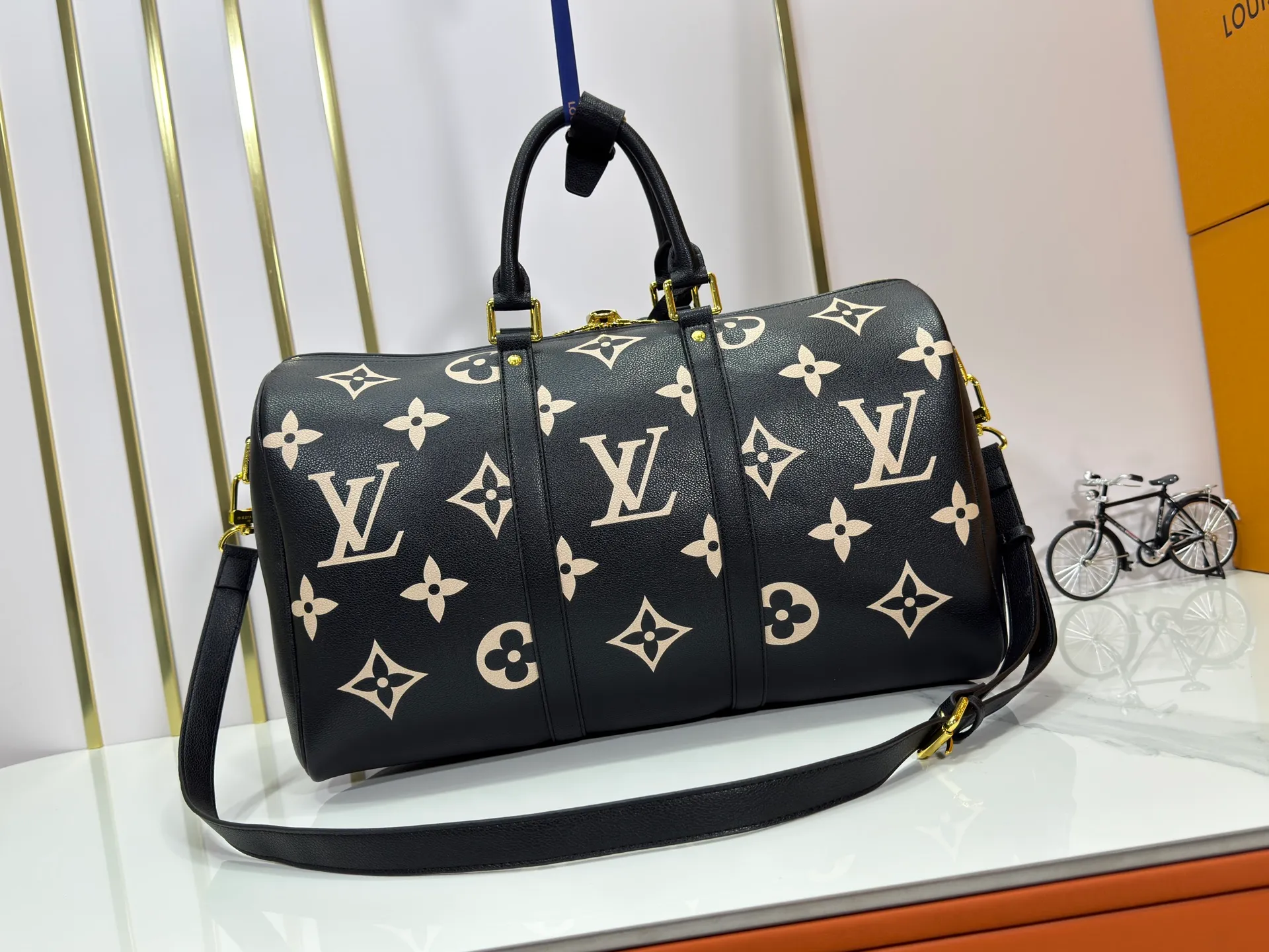 P340 M41418 M46670 upgraded original version exclusive real shot! This keepallbandouliere 45 is made from monogram empreinte embossed leather and presents the elegant colors of large monogram flowers and the letter I. Leather side straps, top handles and a detachable shoulder strap complement the metal hardware. Zippered interior pocket allows for neat storage. Ruler T: 45x27x20cm