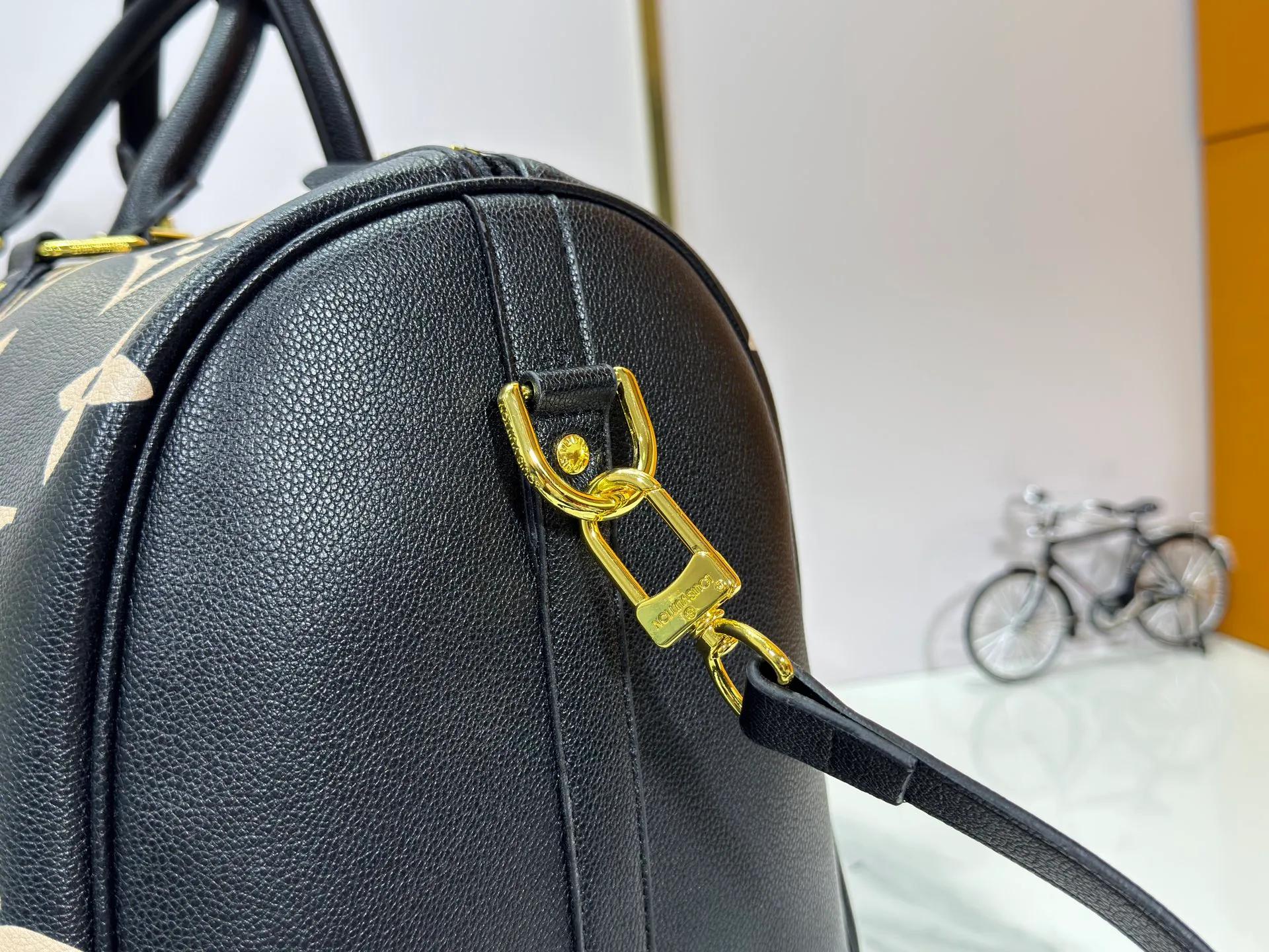 P340 M41418 M46670 upgraded original version exclusive real shot! This keepallbandouliere 45 is made from monogram empreinte embossed leather and presents the elegant colors of large monogram flowers and the letter I. Leather side straps, top handles and a detachable shoulder strap complement the metal hardware. Zippered interior pocket allows for neat storage. Ruler T: 45x27x20cm