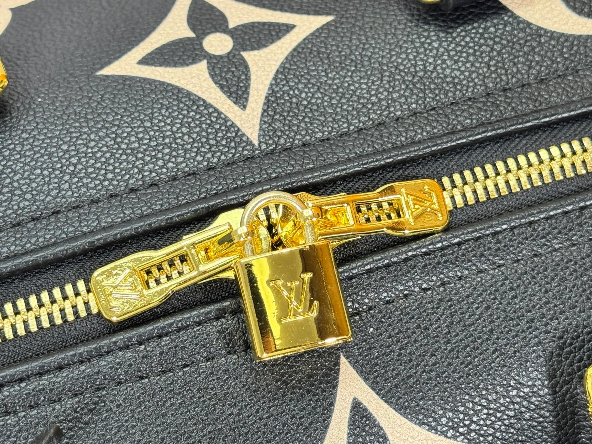 P340 M41418 M46670 upgraded original version exclusive real shot! This keepallbandouliere 45 is made from monogram empreinte embossed leather and presents the elegant colors of large monogram flowers and the letter I. Leather side straps, top handles and a detachable shoulder strap complement the metal hardware. Zippered interior pocket allows for neat storage. Ruler T: 45x27x20cm