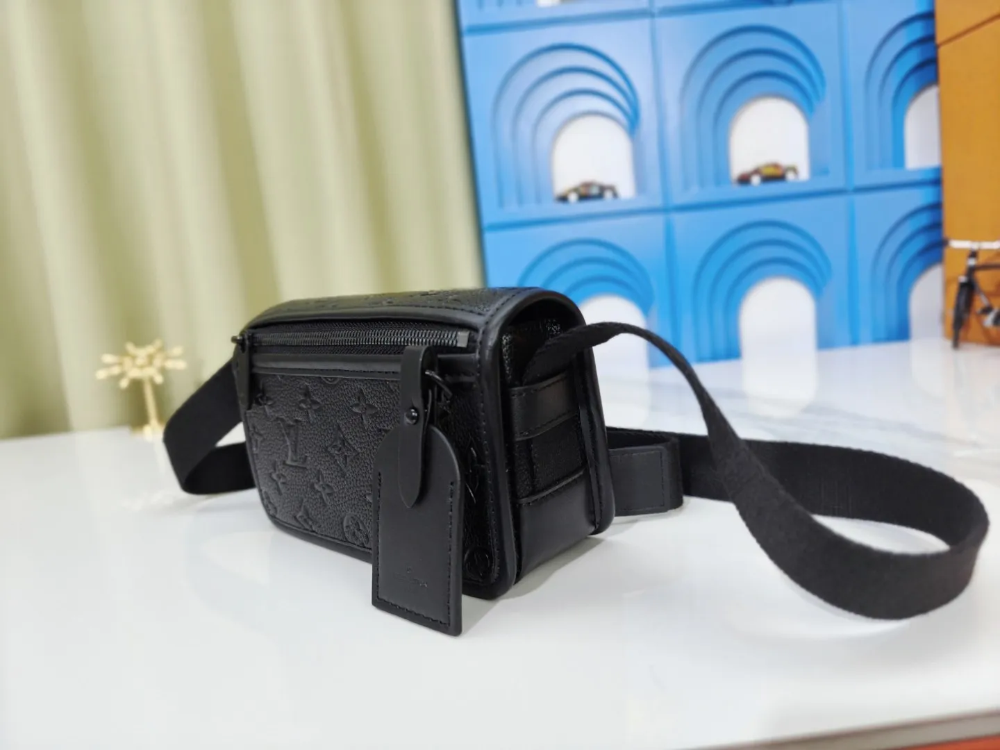 P180💰 Upgraded from the original M12599 black flower M12637 green flower. This Bosphore mini handbag is named after the brand's retro Bosphore series in the 2000s. Its simple lines and compact structure make it comfortable to carry, and it also uses a detachable nameplate to show its classic feel. The adjustable fabric shoulder strap crosses the accordion loop and is a refined detail along with the zippered front pocket. Dimensions: 19x 12x 7 cm (length x height x width)