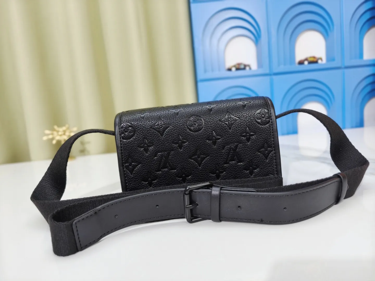 P180💰 Upgraded from the original M12599 black flower M12637 green flower. This Bosphore mini handbag is named after the brand's retro Bosphore series in the 2000s. Its simple lines and compact structure make it comfortable to carry, and it also uses a detachable nameplate to show its classic feel. The adjustable fabric shoulder strap crosses the accordion loop and is a refined detail along with the zippered front pocket. Dimensions: 19x 12x 7 cm (length x height x width)