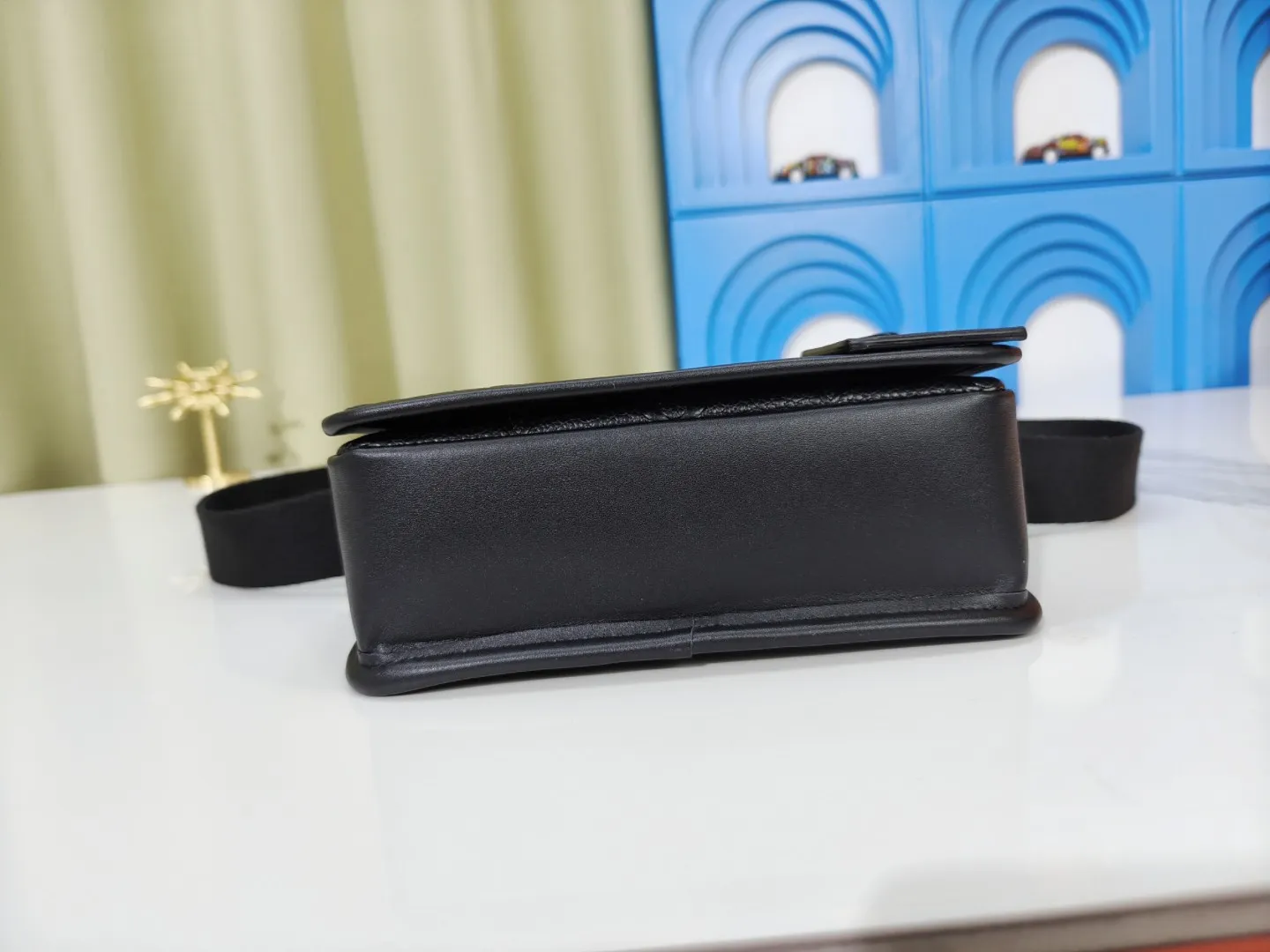 P180💰 Upgraded from the original M12599 black flower M12637 green flower. This Bosphore mini handbag is named after the brand's retro Bosphore series in the 2000s. Its simple lines and compact structure make it comfortable to carry, and it also uses a detachable nameplate to show its classic feel. The adjustable fabric shoulder strap crosses the accordion loop and is a refined detail along with the zippered front pocket. Dimensions: 19x 12x 7 cm (length x height x width)