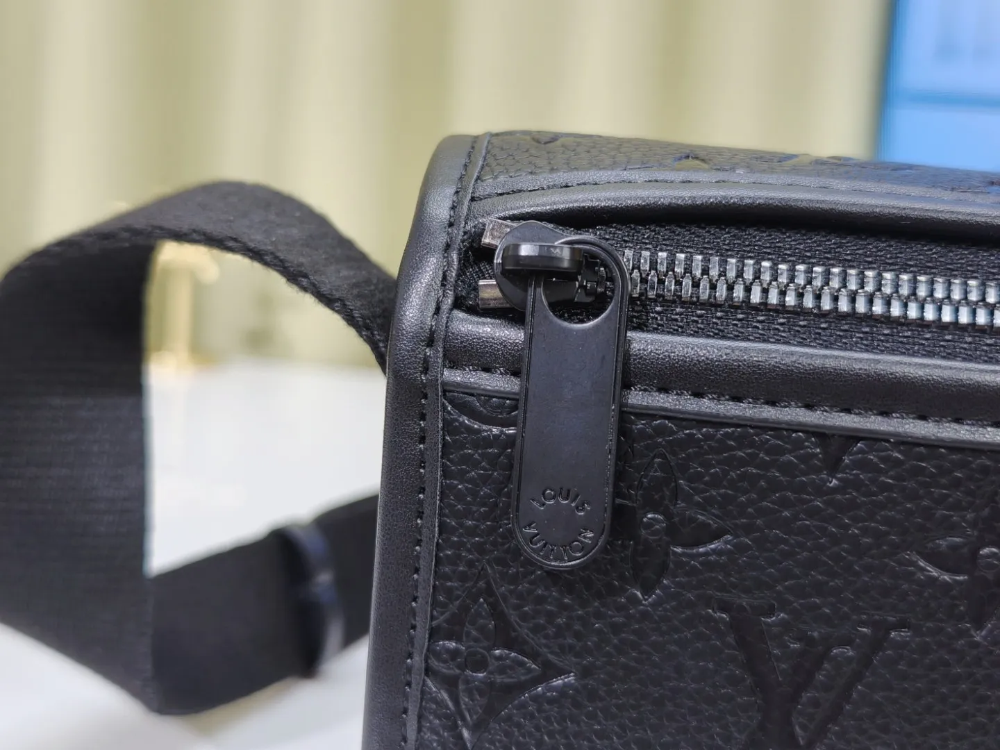 P180💰 Upgraded from the original M12599 black flower M12637 green flower. This Bosphore mini handbag is named after the brand's retro Bosphore series in the 2000s. Its simple lines and compact structure make it comfortable to carry, and it also uses a detachable nameplate to show its classic feel. The adjustable fabric shoulder strap crosses the accordion loop and is a refined detail along with the zippered front pocket. Dimensions: 19x 12x 7 cm (length x height x width)