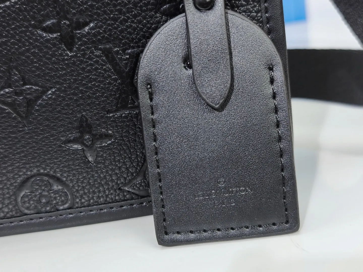 P180💰 Upgraded from the original M12599 black flower M12637 green flower. This Bosphore mini handbag is named after the brand's retro Bosphore series in the 2000s. Its simple lines and compact structure make it comfortable to carry, and it also uses a detachable nameplate to show its classic feel. The adjustable fabric shoulder strap crosses the accordion loop and is a refined detail along with the zippered front pocket. Dimensions: 19x 12x 7 cm (length x height x width)