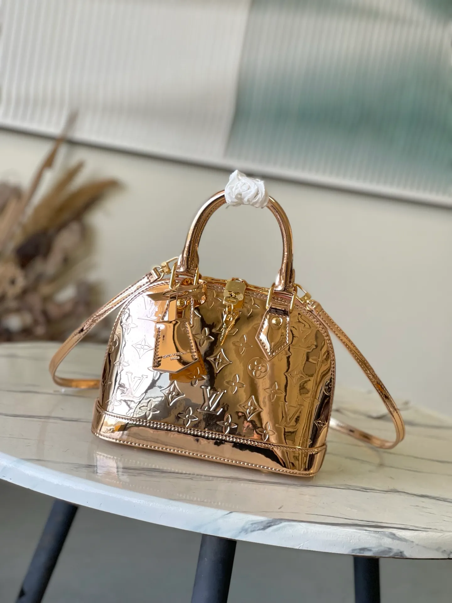 💰1100 (top layer leather) top original order M27037 rose gold This AmaBB handbag highlights the style of the LVSki series with this season’s technological details. The surface of Monogram Miroir weather-resistant canvas is dip-dyed in Silver tone and matched with metal parts of the same color to release a bright light. Inject retro-futuristic style into any outfit. The LV logo padlock and detachable shoulder strap complete the ensemble. Dimensions: 23.5 × 17.5 × 11.5 cm