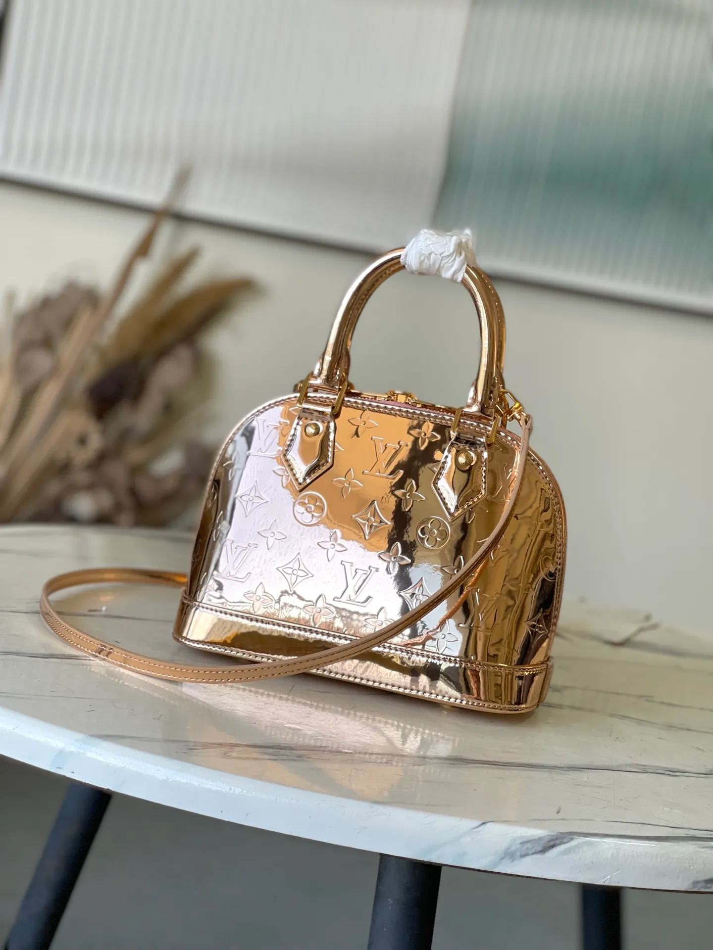 💰1100 (top layer leather) top original order M27037 rose gold This AmaBB handbag highlights the style of the LVSki series with this season’s technological details. The surface of Monogram Miroir weather-resistant canvas is dip-dyed in Silver tone and matched with metal parts of the same color to release a bright light. Inject retro-futuristic style into any outfit. The LV logo padlock and detachable shoulder strap complete the ensemble. Dimensions: 23.5 × 17.5 × 11.5 cm