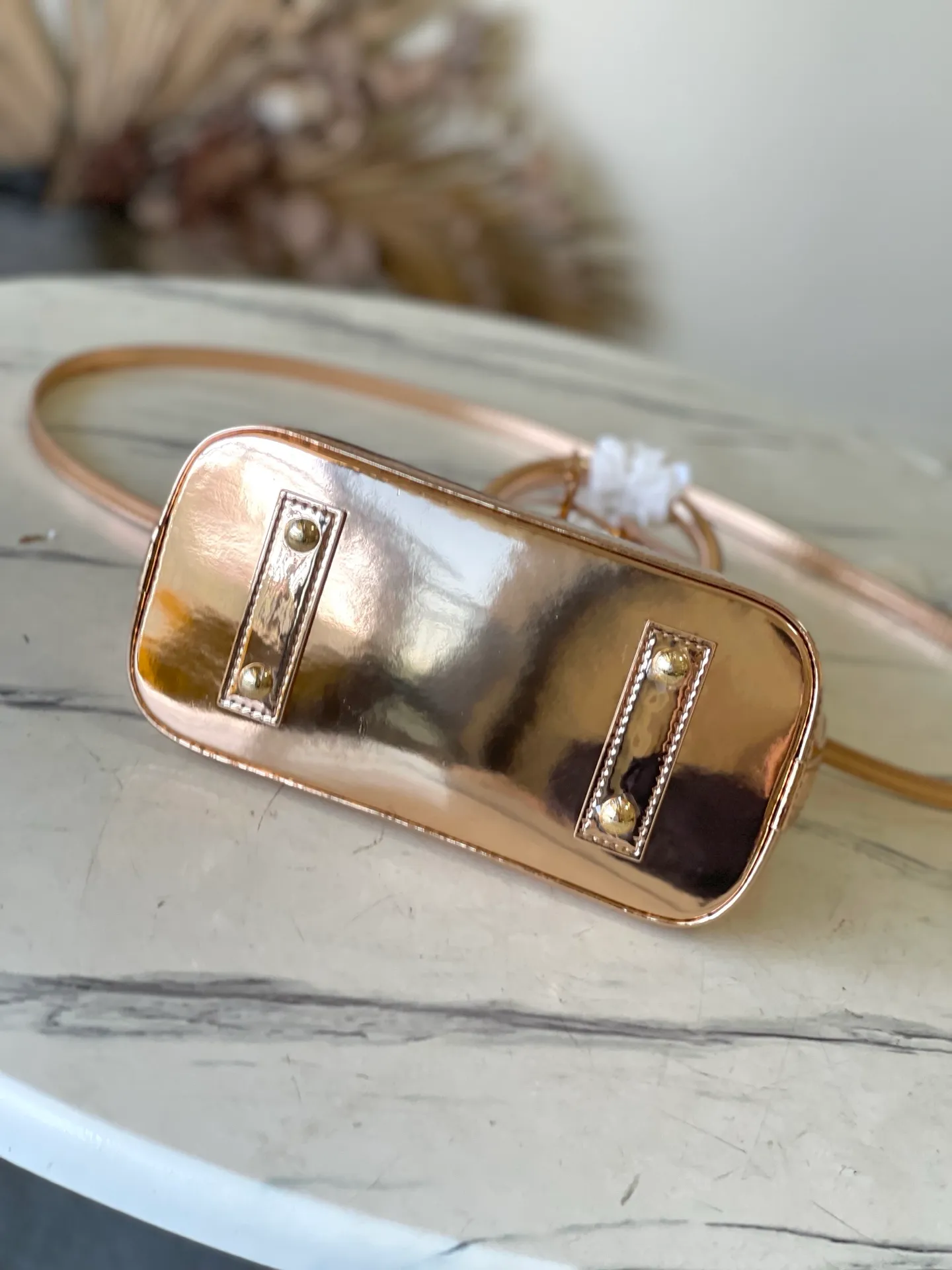 💰1100 (top layer leather) top original order M27037 rose gold This AmaBB handbag highlights the style of the LVSki series with this season’s technological details. The surface of Monogram Miroir weather-resistant canvas is dip-dyed in Silver tone and matched with metal parts of the same color to release a bright light. Inject retro-futuristic style into any outfit. The LV logo padlock and detachable shoulder strap complete the ensemble. Dimensions: 23.5 × 17.5 × 11.5 cm