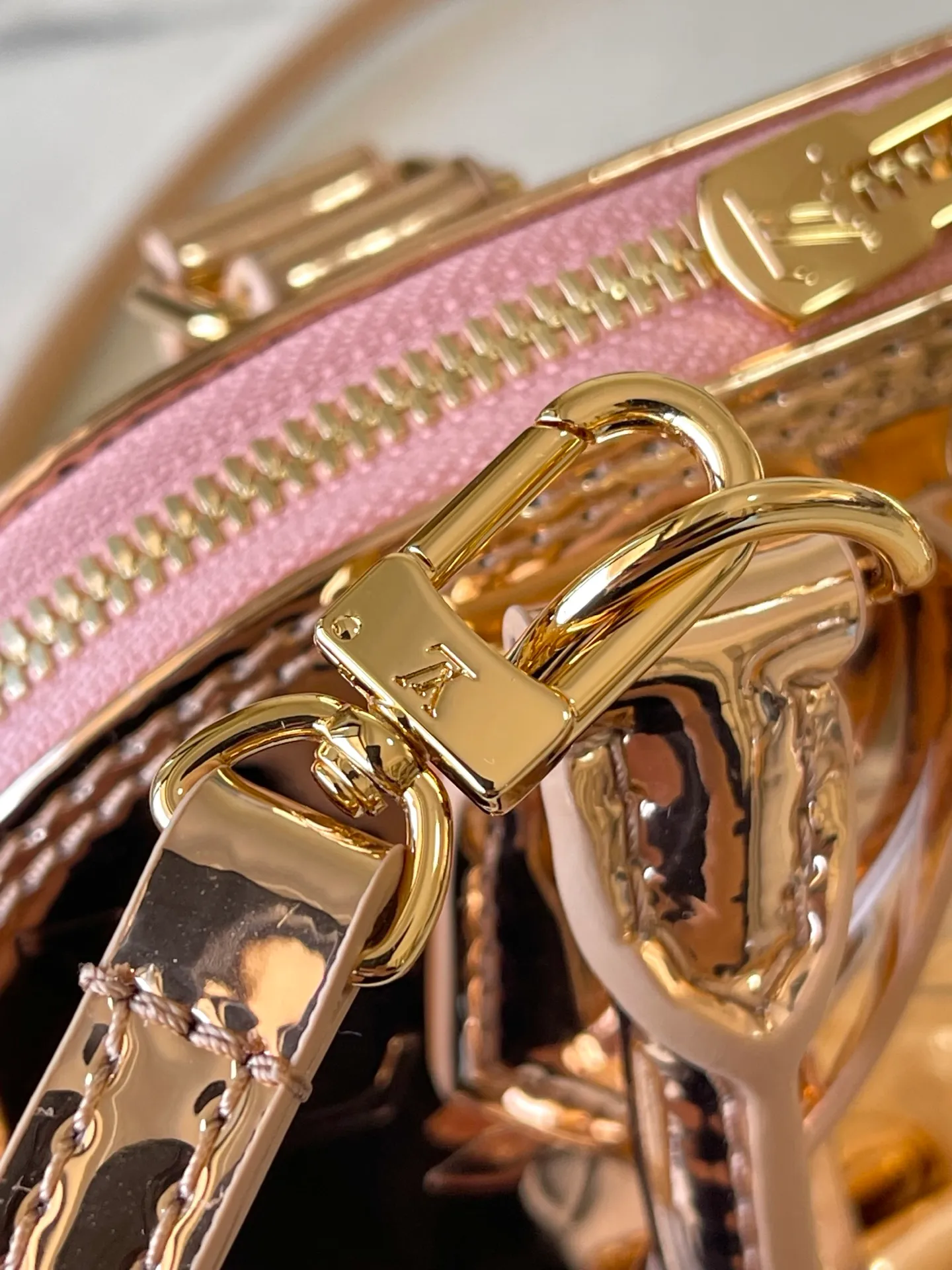 💰1100 (top layer leather) top original order M27037 rose gold This AmaBB handbag highlights the style of the LVSki series with this season’s technological details. The surface of Monogram Miroir weather-resistant canvas is dip-dyed in Silver tone and matched with metal parts of the same color to release a bright light. Inject retro-futuristic style into any outfit. The LV logo padlock and detachable shoulder strap complete the ensemble. Dimensions: 23.5 × 17.5 × 11.5 cm