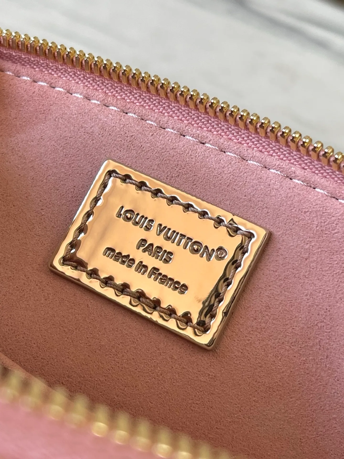 💰1100 (top layer leather) top original order M27037 rose gold This AmaBB handbag highlights the style of the LVSki series with this season’s technological details. The surface of Monogram Miroir weather-resistant canvas is dip-dyed in Silver tone and matched with metal parts of the same color to release a bright light. Inject retro-futuristic style into any outfit. The LV logo padlock and detachable shoulder strap complete the ensemble. Dimensions: 23.5 × 17.5 × 11.5 cm