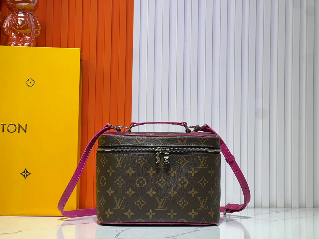Batch 300💰Upgraded original version ✨M42265 This model is inspired by the iconic Nice cosmetic bag. This elegant toiletry bag is a personalized choice for carrying basic beauty products. A hidden zip pocket on the inside of the flap can store especially valuable personal items. - Top woven handle - Monogram coated canvas fabric - Louis Vuitton special coated canvas washable lining - Natural cowhide leather trim - Gold metal hardware - Double-layer zipper closure - Large capacity inside the bag - Zippered pocket on the inside of the flap - Several patch pockets inside - size 24×14×17.