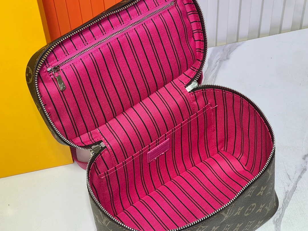 Batch 300💰Upgraded original version ✨M42265 This model is inspired by the iconic Nice cosmetic bag. This elegant toiletry bag is a personalized choice for carrying basic beauty products. A hidden zip pocket on the inside of the flap can store especially valuable personal items. - Top woven handle - Monogram coated canvas fabric - Louis Vuitton special coated canvas washable lining - Natural cowhide leather trim - Gold metal hardware - Double-layer zipper closure - Large capacity inside the bag - Zippered pocket on the inside of the flap - Several patch pockets inside - size 24×14×17.