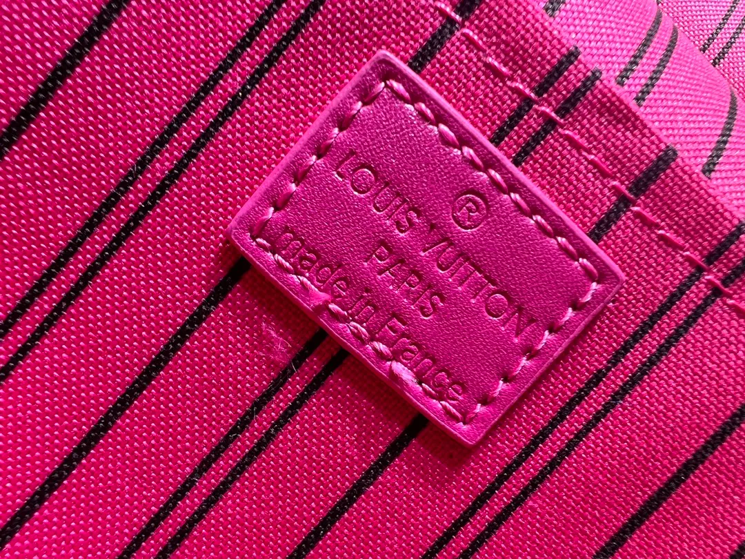 Batch 300💰Upgraded original version ✨M42265 This model is inspired by the iconic Nice cosmetic bag. This elegant toiletry bag is a personalized choice for carrying basic beauty products. A hidden zip pocket on the inside of the flap can store especially valuable personal items. - Top woven handle - Monogram coated canvas fabric - Louis Vuitton special coated canvas washable lining - Natural cowhide leather trim - Gold metal hardware - Double-layer zipper closure - Large capacity inside the bag - Zippered pocket on the inside of the flap - Several patch pockets inside - size 24×14×17.