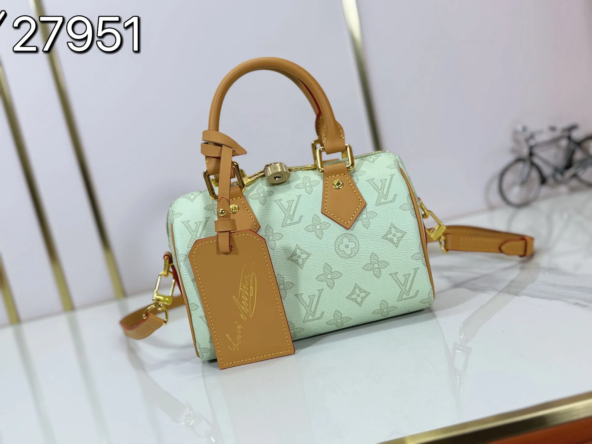 P240 M27951 M27530 Upgraded original version [Exclusive background shot] This Speedy Bandoulière 20 handbag condenses the brand's traditional Speedy travel bag design and is made of Monogram leather with fabric lining and cow leather trim. The wide, removable and adjustable fabric shoulder strap features Louis Vuitton's signature texture, and the rolled leather handles add to the carrying options. 20.5 x 13.5 x 12.0 cm (L x H x W) • Monogram coated canvas • Cow leather trim • Textile lining • Metal hardware • Padlock • Internal slip pocket • Shoulder strap: removable, adjustable • Strap half length: 39.0 cm • Strap half length adjustable to: 58.0 cm • Handle: Double handle