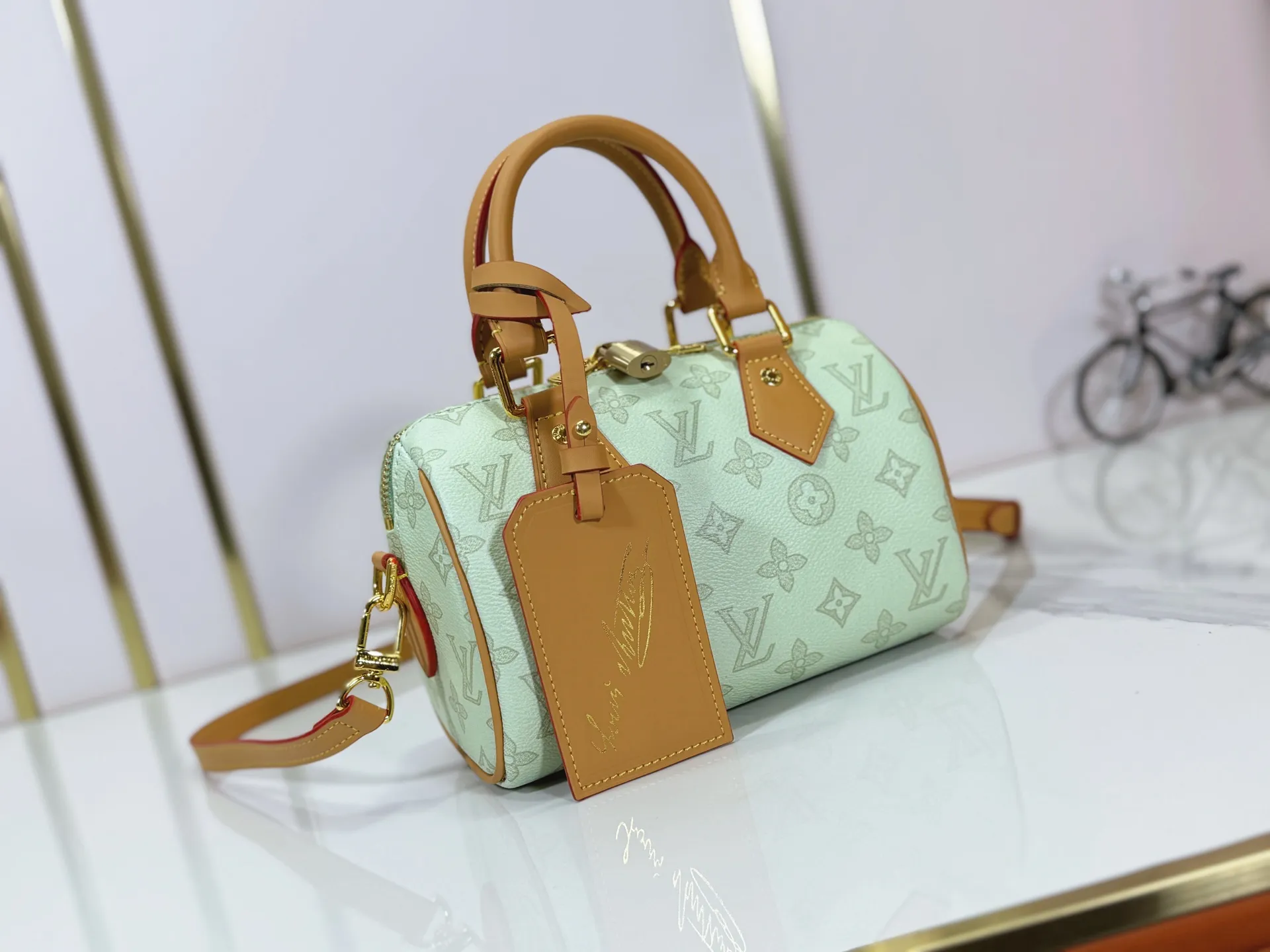 P240 M27951 M27530 Upgraded original version [Exclusive background shot] This Speedy Bandoulière 20 handbag condenses the brand's traditional Speedy travel bag design and is made of Monogram leather with fabric lining and cow leather trim. The wide, removable and adjustable fabric shoulder strap features Louis Vuitton's signature texture, and the rolled leather handles add to the carrying options. 20.5 x 13.5 x 12.0 cm (L x H x W) • Monogram coated canvas • Cow leather trim • Textile lining • Metal hardware • Padlock • Internal slip pocket • Shoulder strap: removable, adjustable • Strap half length: 39.0 cm • Strap half length adjustable to: 58.0 cm • Handle: Double handle