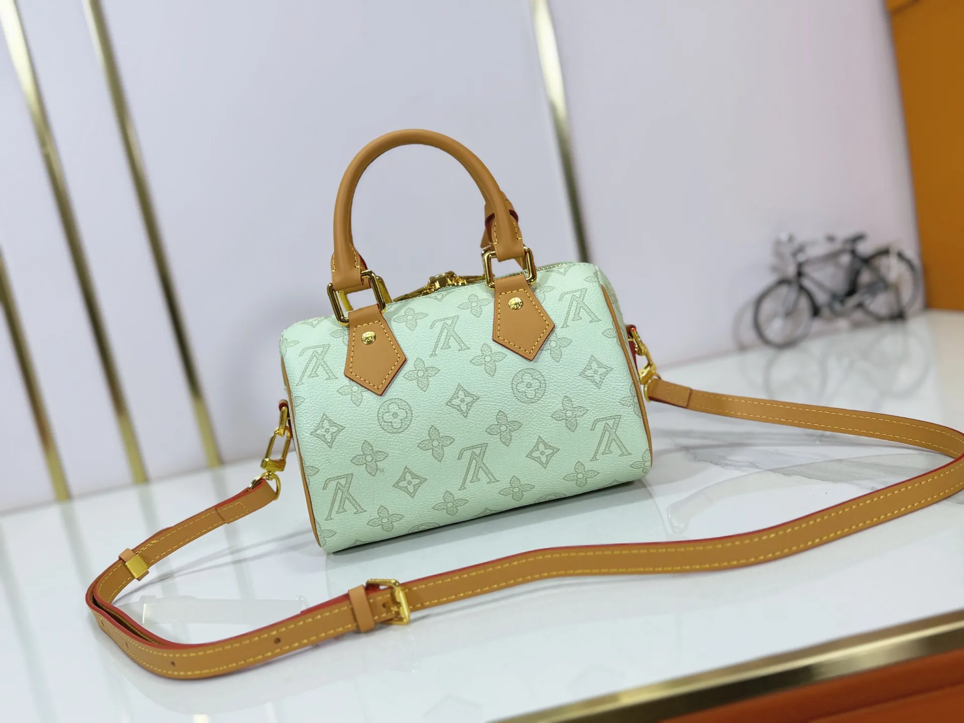 P240 M27951 M27530 Upgraded original version [Exclusive background shot] This Speedy Bandoulière 20 handbag condenses the brand's traditional Speedy travel bag design and is made of Monogram leather with fabric lining and cow leather trim. The wide, removable and adjustable fabric shoulder strap features Louis Vuitton's signature texture, and the rolled leather handles add to the carrying options. 20.5 x 13.5 x 12.0 cm (L x H x W) • Monogram coated canvas • Cow leather trim • Textile lining • Metal hardware • Padlock • Internal slip pocket • Shoulder strap: removable, adjustable • Strap half length: 39.0 cm • Strap half length adjustable to: 58.0 cm • Handle: Double handle