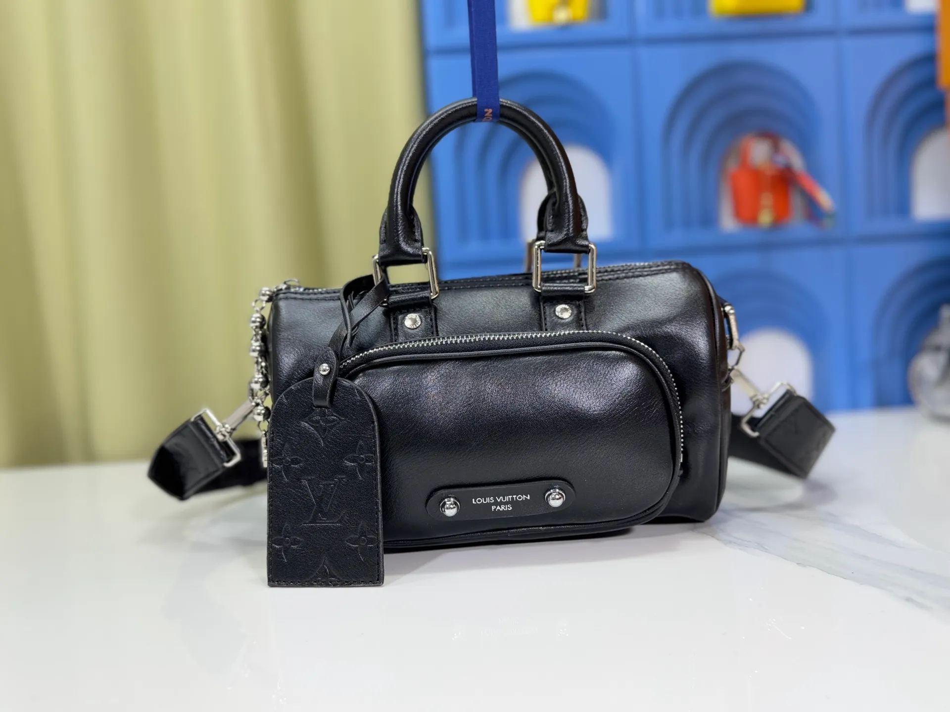 P260 Upgraded original M13988 full leather black M12627 khaki presbyopia, black grass green 46271 black flower This Keepall Bandoulière 25 handbag is made of grain leather with suede details and distressed metal parts. The Monogram canvas outer bag is opened with a cord zipper, making it easy to access and place your belongings. Removable and adjustable leather shoulder strap provides comfortable shoulder carrying experience. Length, height and width: 25x15x11cm