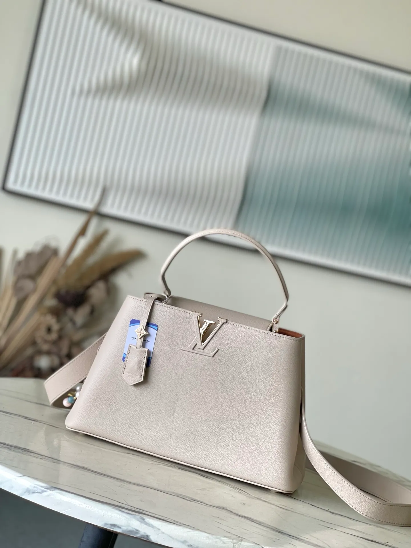 💰2600 "Special Grade Original Leather" M12929 This medium-sized Capucines Souple handbag gives the shiny cow leather a wrinkled effect, creating a visual contrast with the dazzling metal parts. The exquisite key bag continues the iconic touch, and the detachable flower-shaped double-plated chain shows off the Gothic style. Plenty of space to store daily necessities, and can be carried by hand or on the shoulder. Dimensions: 33 × 24 × 12 cm