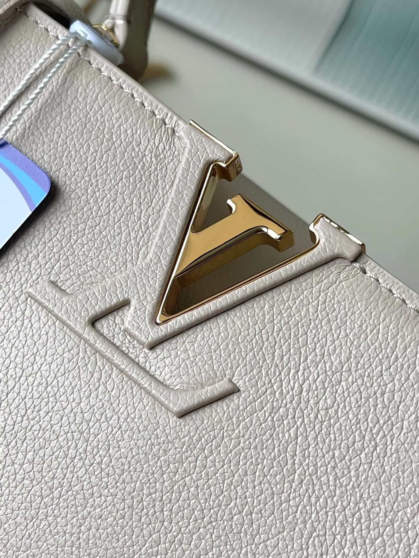 💰2600 "Special Grade Original Leather" M12929 This medium-sized Capucines Souple handbag gives the shiny cow leather a wrinkled effect, creating a visual contrast with the dazzling metal parts. The exquisite key bag continues the iconic touch, and the detachable flower-shaped double-plated chain shows off the Gothic style. Plenty of space to store daily necessities, and can be carried by hand or on the shoulder. Dimensions: 33 × 24 × 12 cm