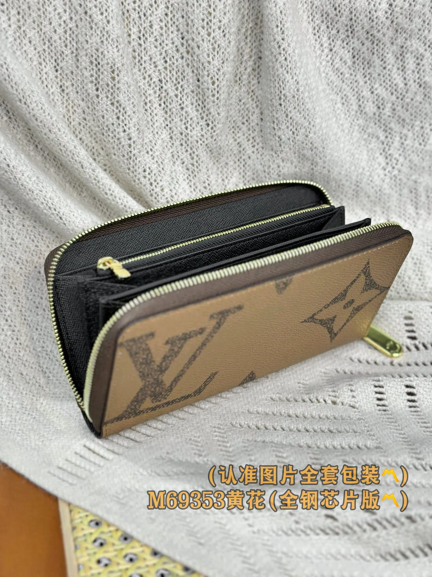 P900 [Genuine grade] [Special grade MB all-steel high-elastic fabric] M69353 (〽️A-grade all-steel version〽️) Personalized customized version! Code changing chip, zipper wallet! This reinterpreted classic zip wallet is crafted from Louis Vuitton's signature Monogram Reverse canvas, which is complemented by a leather lining and gold zipper. The timeless design has a slim silhouette that opens to reveal an organized interior filled with practical functions, including three spacious compartments, a zippered coin compartment and 12 business card slots.  19.5 x 10.5 x 2.5 cm (length x height x width).