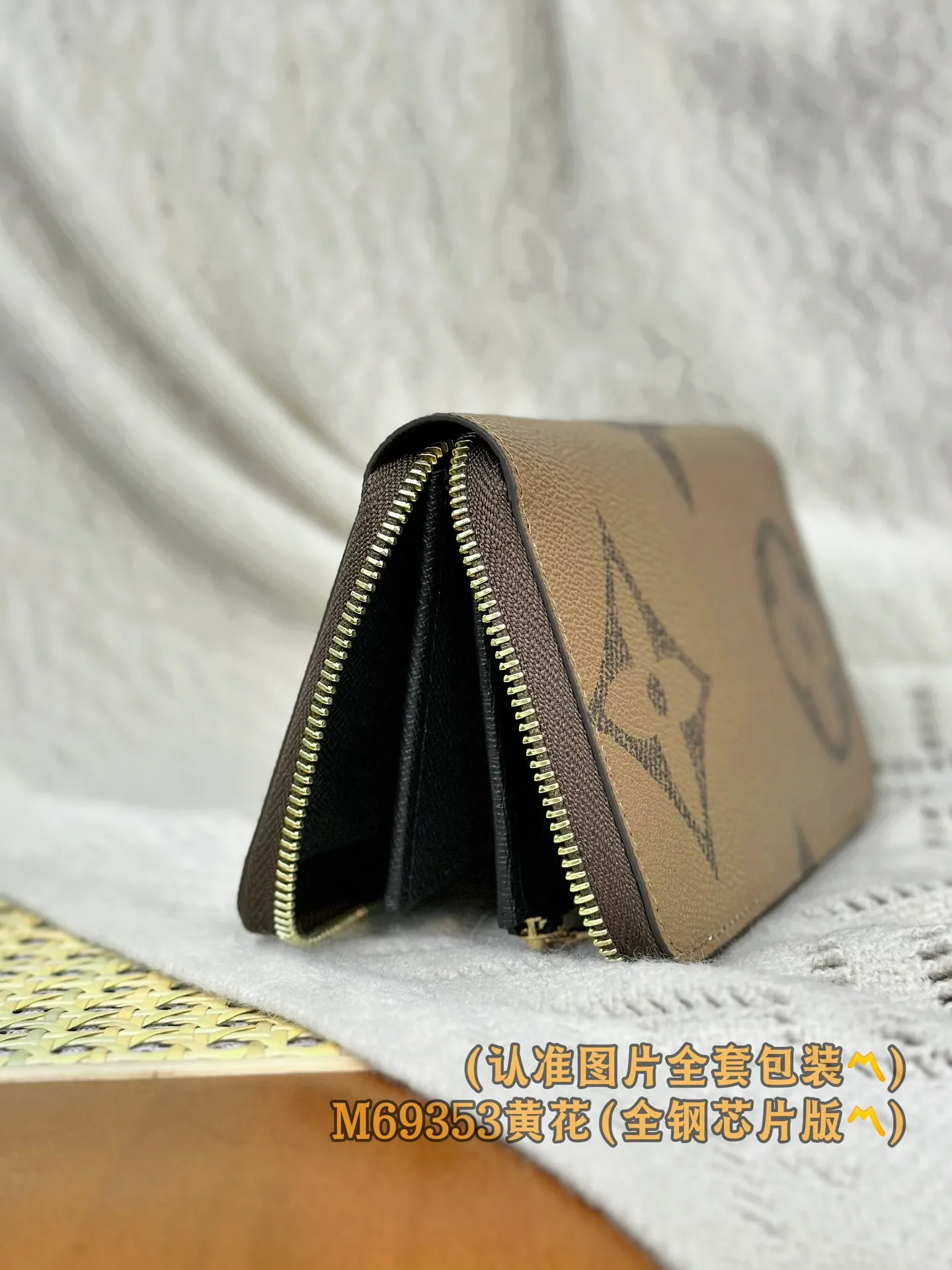 P900 [Genuine grade] [Special grade MB all-steel high-elastic fabric] M69353 (〽️A-grade all-steel version〽️) Personalized customized version! Code changing chip, zipper wallet! This reinterpreted classic zip wallet is crafted from Louis Vuitton's signature Monogram Reverse canvas, which is complemented by a leather lining and gold zipper. The timeless design has a slim silhouette that opens to reveal an organized interior filled with practical functions, including three spacious compartments, a zippered coin compartment and 12 business card slots.  19.5 x 10.5 x 2.5 cm (length x height x width).