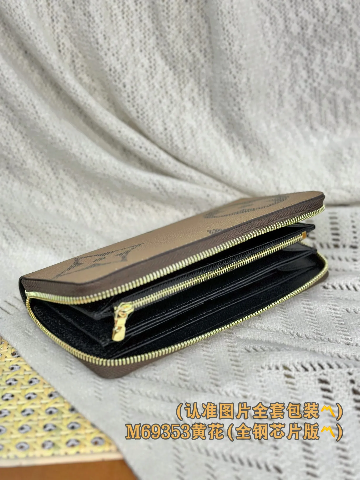 P900 [Genuine grade] [Special grade MB all-steel high-elastic fabric] M69353 (〽️A-grade all-steel version〽️) Personalized customized version! Code changing chip, zipper wallet! This reinterpreted classic zip wallet is crafted from Louis Vuitton's signature Monogram Reverse canvas, which is complemented by a leather lining and gold zipper. The timeless design has a slim silhouette that opens to reveal an organized interior filled with practical functions, including three spacious compartments, a zippered coin compartment and 12 business card slots.  19.5 x 10.5 x 2.5 cm (length x height x width).