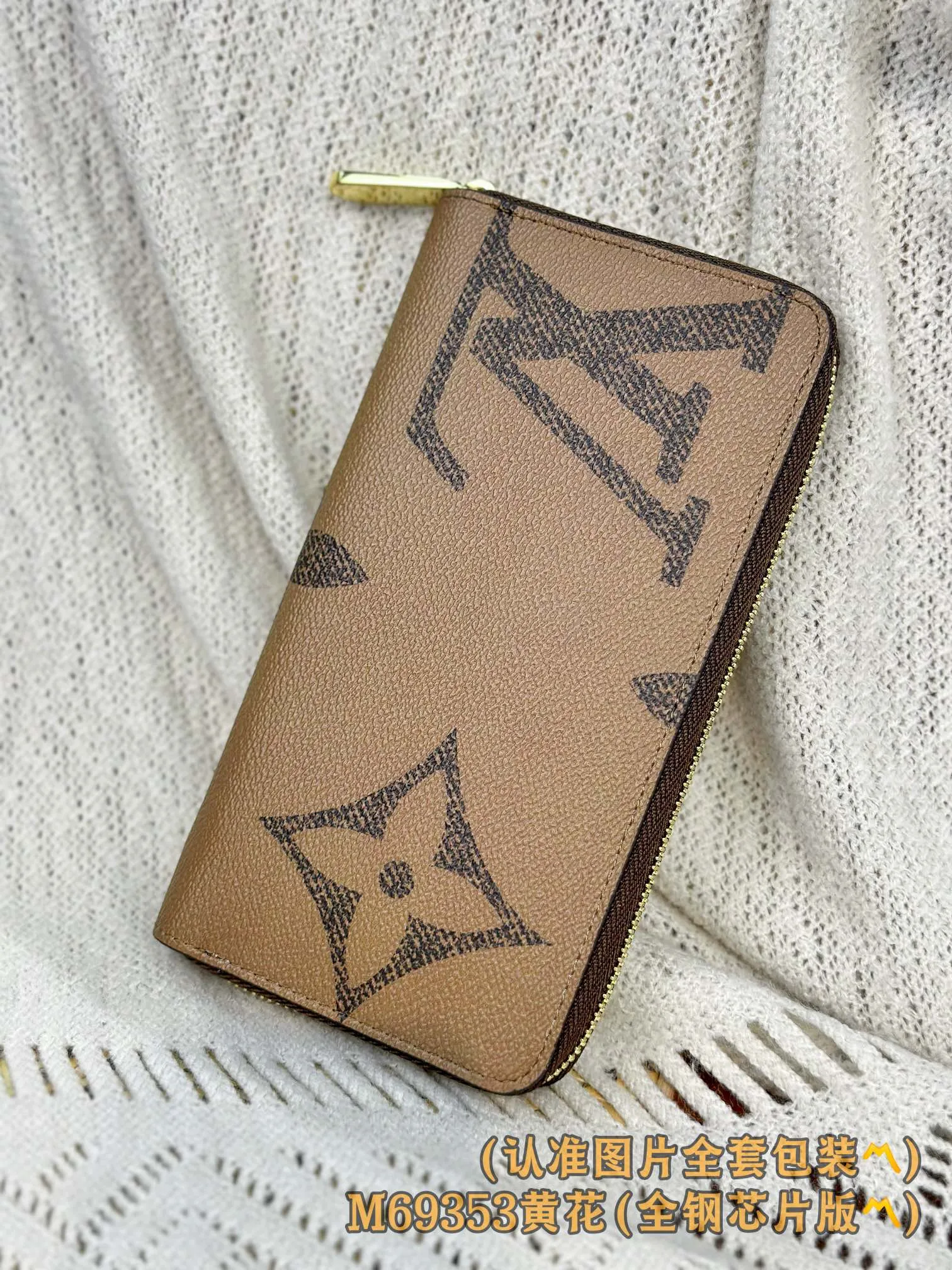 P900 [Genuine grade] [Special grade MB all-steel high-elastic fabric] M69353 (〽️A-grade all-steel version〽️) Personalized customized version! Code changing chip, zipper wallet! This reinterpreted classic zip wallet is crafted from Louis Vuitton's signature Monogram Reverse canvas, which is complemented by a leather lining and gold zipper. The timeless design has a slim silhouette that opens to reveal an organized interior filled with practical functions, including three spacious compartments, a zippered coin compartment and 12 business card slots.  19.5 x 10.5 x 2.5 cm (length x height x width).
