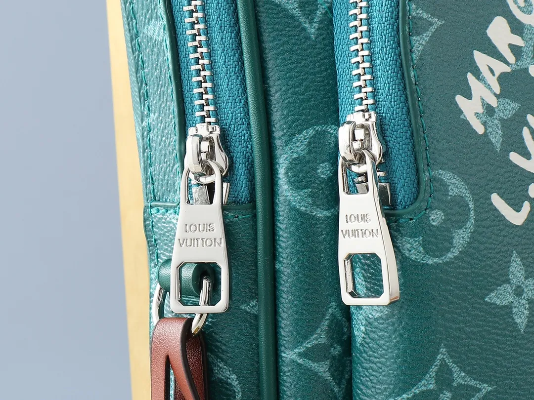 💰240💰Upgraded from the original M12869. This AVENUE shoulder bag. The Avenue shoulder bag made of Damier Graphite canvas is the perfect companion for urban life: small and fashionable, showing a casual and uninhibited attitude. "Smart" shoulder strap design, suitable for carrying on the left or right shoulder. Styling design to improve carrying comfort; double zipper opening and closing design to ensure safe placement of valuables Dimensions 20 x 31 x 10cm