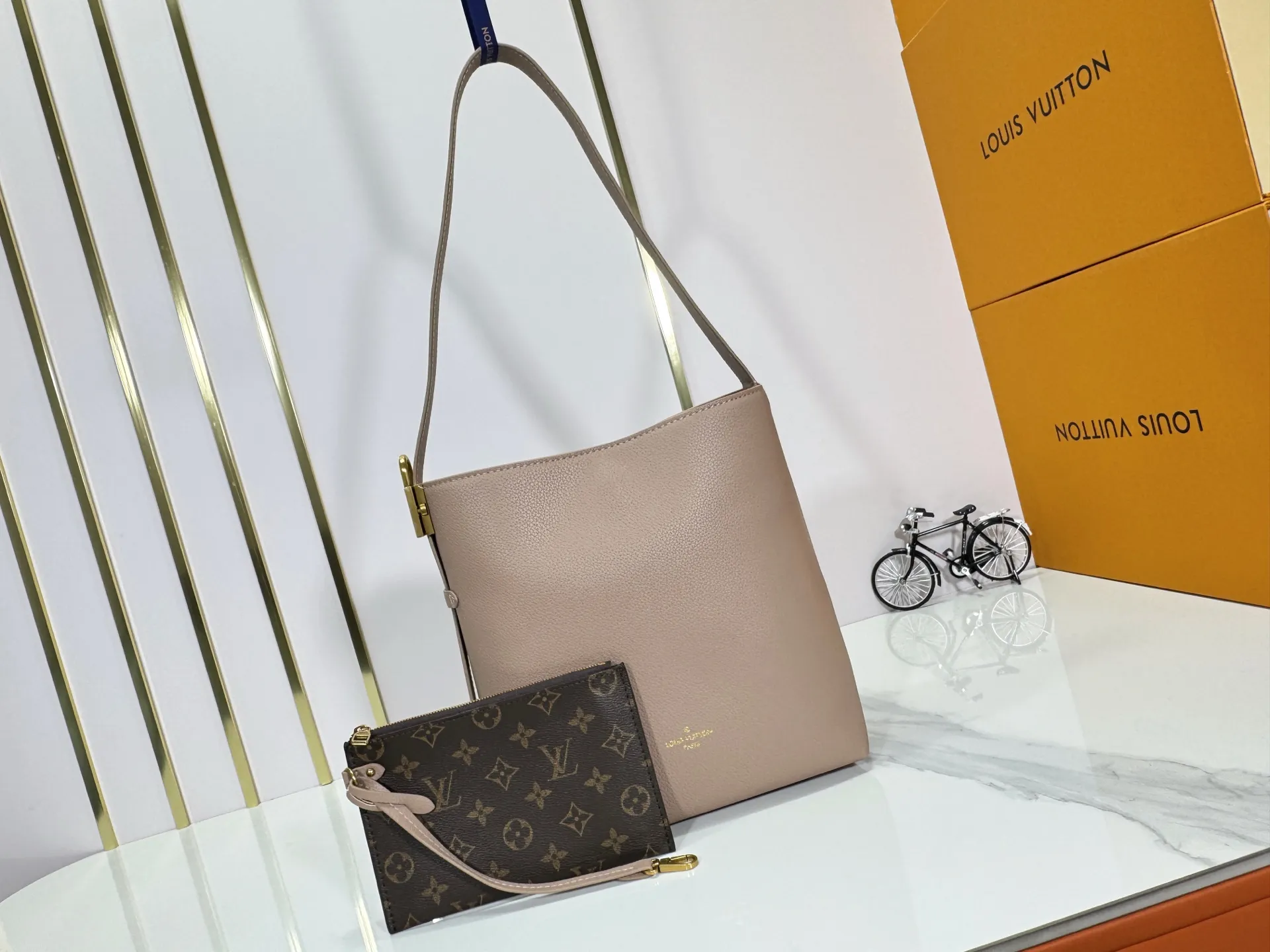 P240 Upgraded original (imitation original) M24988 M24974 M24856 M25022 M25352 M25353 M12982 M14265 M25354 This Low Key Hobo handbag is made of smooth cow leather with suede cow leather lining. It can accommodate short wallets, large smartphones, keys and other small items. The shoulder strap is adjustable with a padlock buckle, and a removable Monogram canvas zippered interior pocket keeps it organized. Dimensions: 24.0 x 28.0 x 16.0 cm (length x height x width)