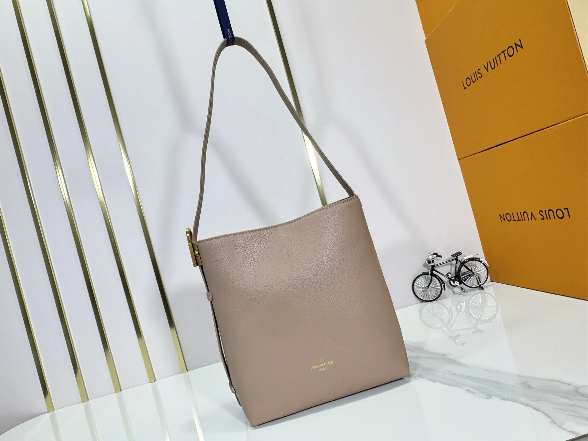 P240 Upgraded original (imitation original) M24988 M24974 M24856 M25022 M25352 M25353 M12982 M14265 M25354 This Low Key Hobo handbag is made of smooth cow leather with suede cow leather lining. It can accommodate short wallets, large smartphones, keys and other small items. The shoulder strap is adjustable with a padlock buckle, and a removable Monogram canvas zippered interior pocket keeps it organized. Dimensions: 24.0 x 28.0 x 16.0 cm (length x height x width)