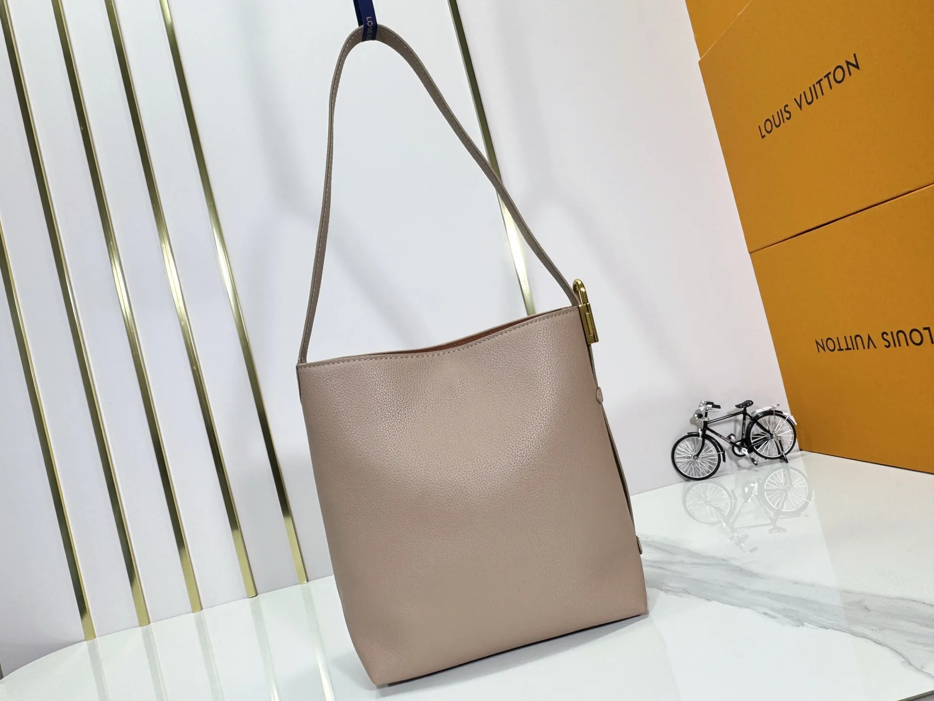 P240 Upgraded original (imitation original) M24988 M24974 M24856 M25022 M25352 M25353 M12982 M14265 M25354 This Low Key Hobo handbag is made of smooth cow leather with suede cow leather lining. It can accommodate short wallets, large smartphones, keys and other small items. The shoulder strap is adjustable with a padlock buckle, and a removable Monogram canvas zippered interior pocket keeps it organized. Dimensions: 24.0 x 28.0 x 16.0 cm (length x height x width)