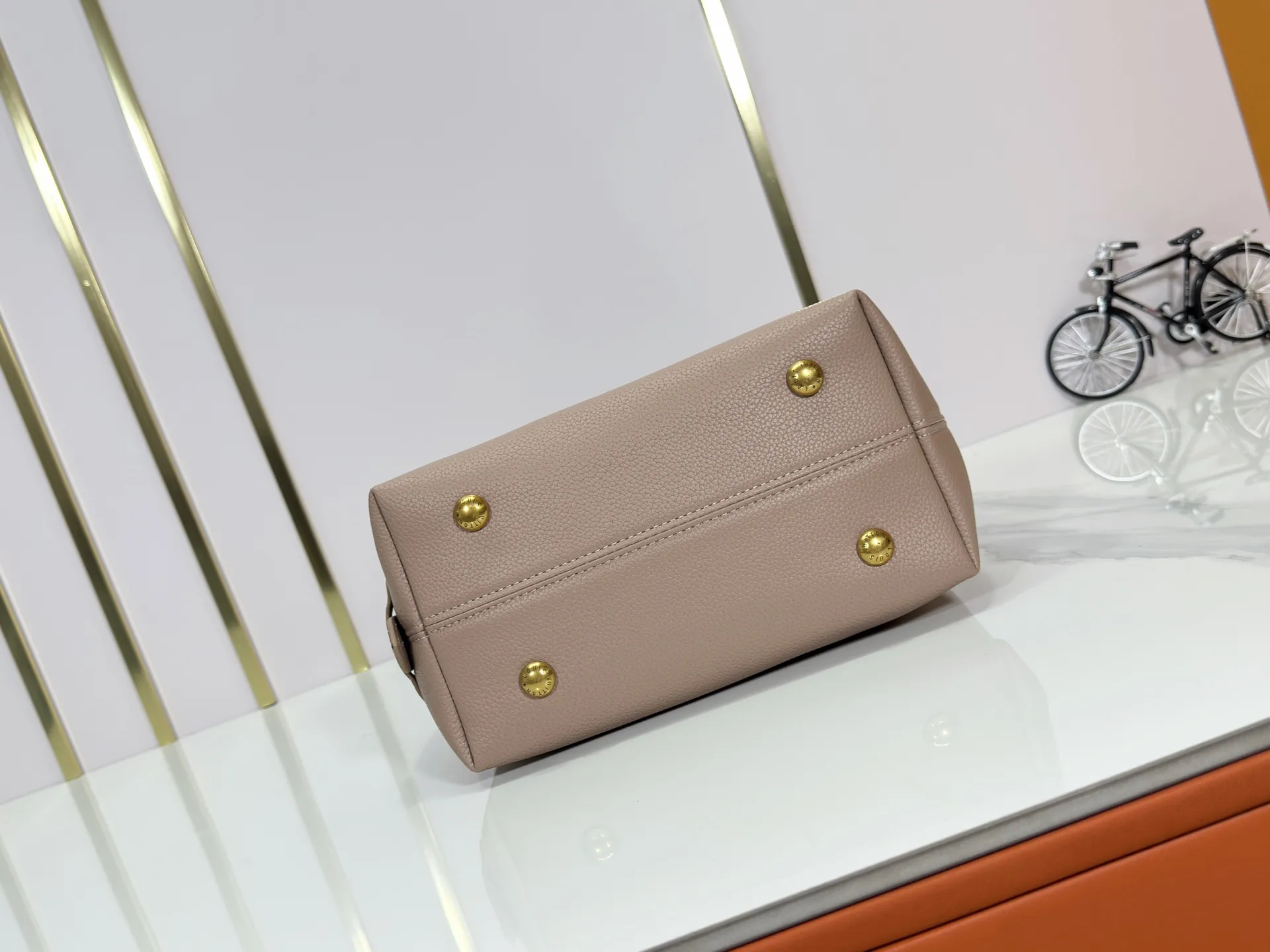 P240 Upgraded original (imitation original) M24988 M24974 M24856 M25022 M25352 M25353 M12982 M14265 M25354 This Low Key Hobo handbag is made of smooth cow leather with suede cow leather lining. It can accommodate short wallets, large smartphones, keys and other small items. The shoulder strap is adjustable with a padlock buckle, and a removable Monogram canvas zippered interior pocket keeps it organized. Dimensions: 24.0 x 28.0 x 16.0 cm (length x height x width)