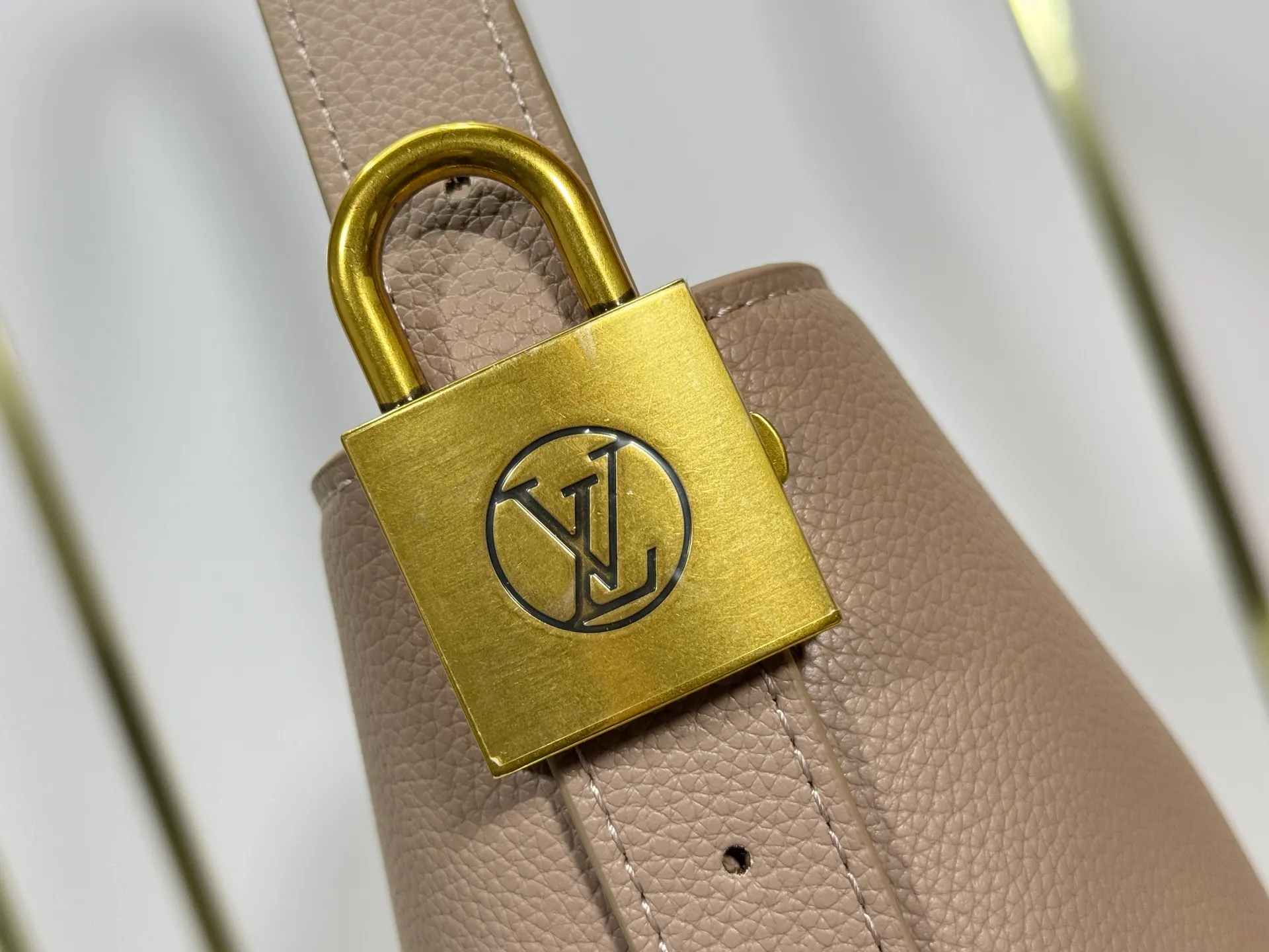 P240 Upgraded original (imitation original) M24988 M24974 M24856 M25022 M25352 M25353 M12982 M14265 M25354 This Low Key Hobo handbag is made of smooth cow leather with suede cow leather lining. It can accommodate short wallets, large smartphones, keys and other small items. The shoulder strap is adjustable with a padlock buckle, and a removable Monogram canvas zippered interior pocket keeps it organized. Dimensions: 24.0 x 28.0 x 16.0 cm (length x height x width)