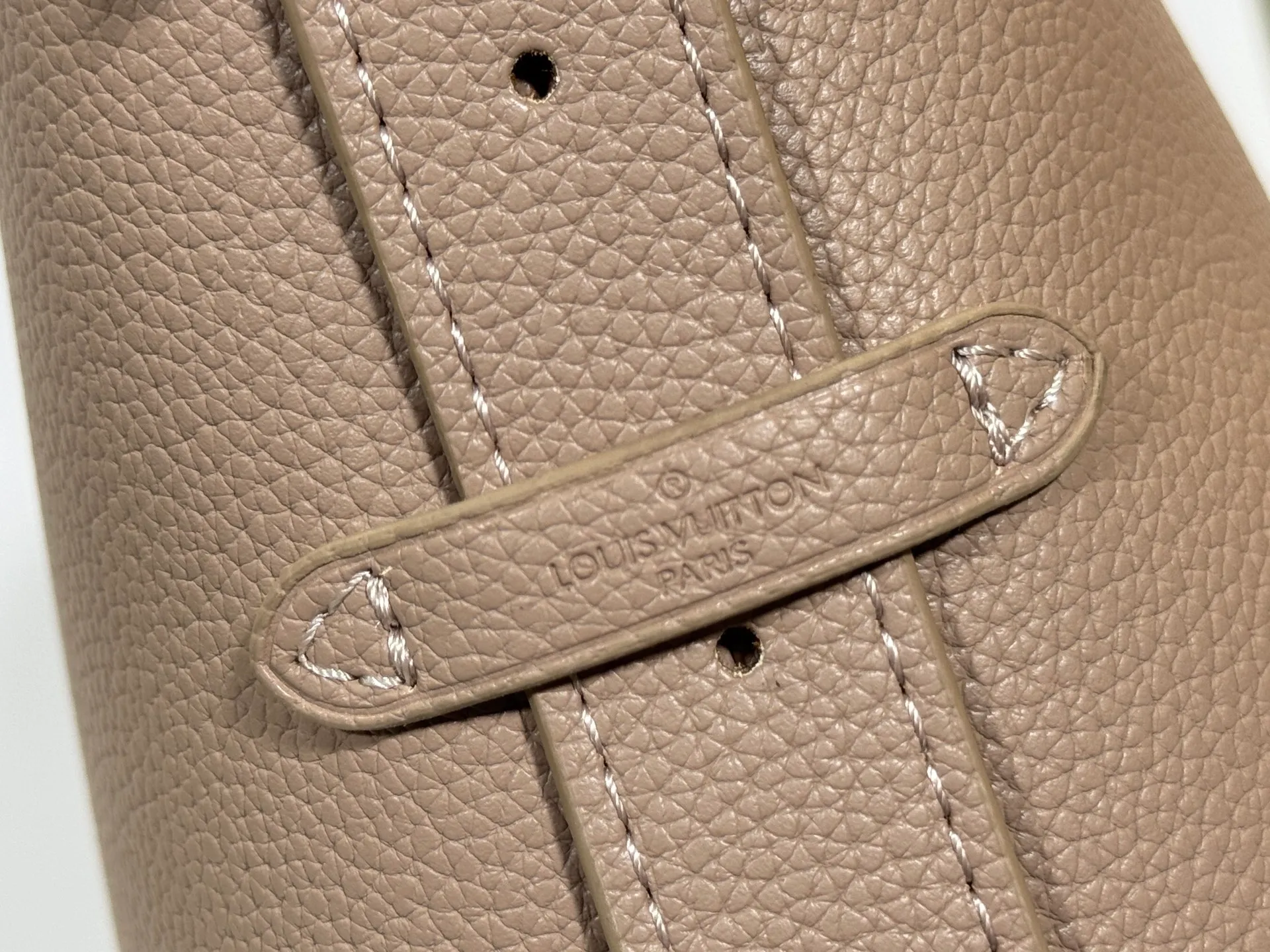 P240 Upgraded original (imitation original) M24988 M24974 M24856 M25022 M25352 M25353 M12982 M14265 M25354 This Low Key Hobo handbag is made of smooth cow leather with suede cow leather lining. It can accommodate short wallets, large smartphones, keys and other small items. The shoulder strap is adjustable with a padlock buckle, and a removable Monogram canvas zippered interior pocket keeps it organized. Dimensions: 24.0 x 28.0 x 16.0 cm (length x height x width)