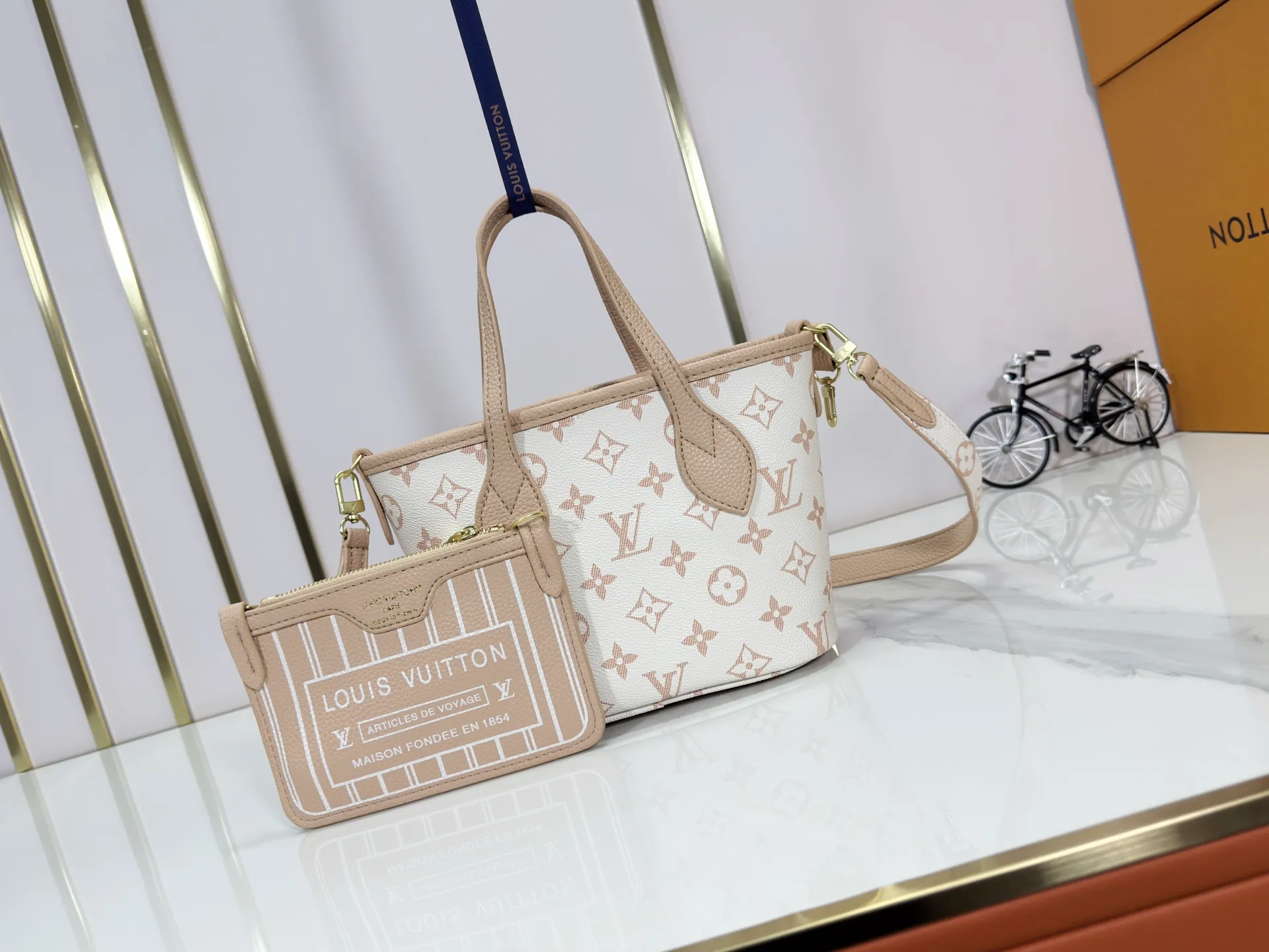 P240 M25656 M12099 Upgraded original Neverfull Bandouliere Inside Out BB handbag is a double-sided version of the classic design this season, with the front and back decorated with iconic Monogram canvas and grained leather. The removable zipper bag can be used alone or hung externally. The detachable shoulder strap makes it easy to wear cross-body, and the dazzling metal hardware adds a sophisticated detail. Dimensions: 26.5 × 16.5 × 11 cm