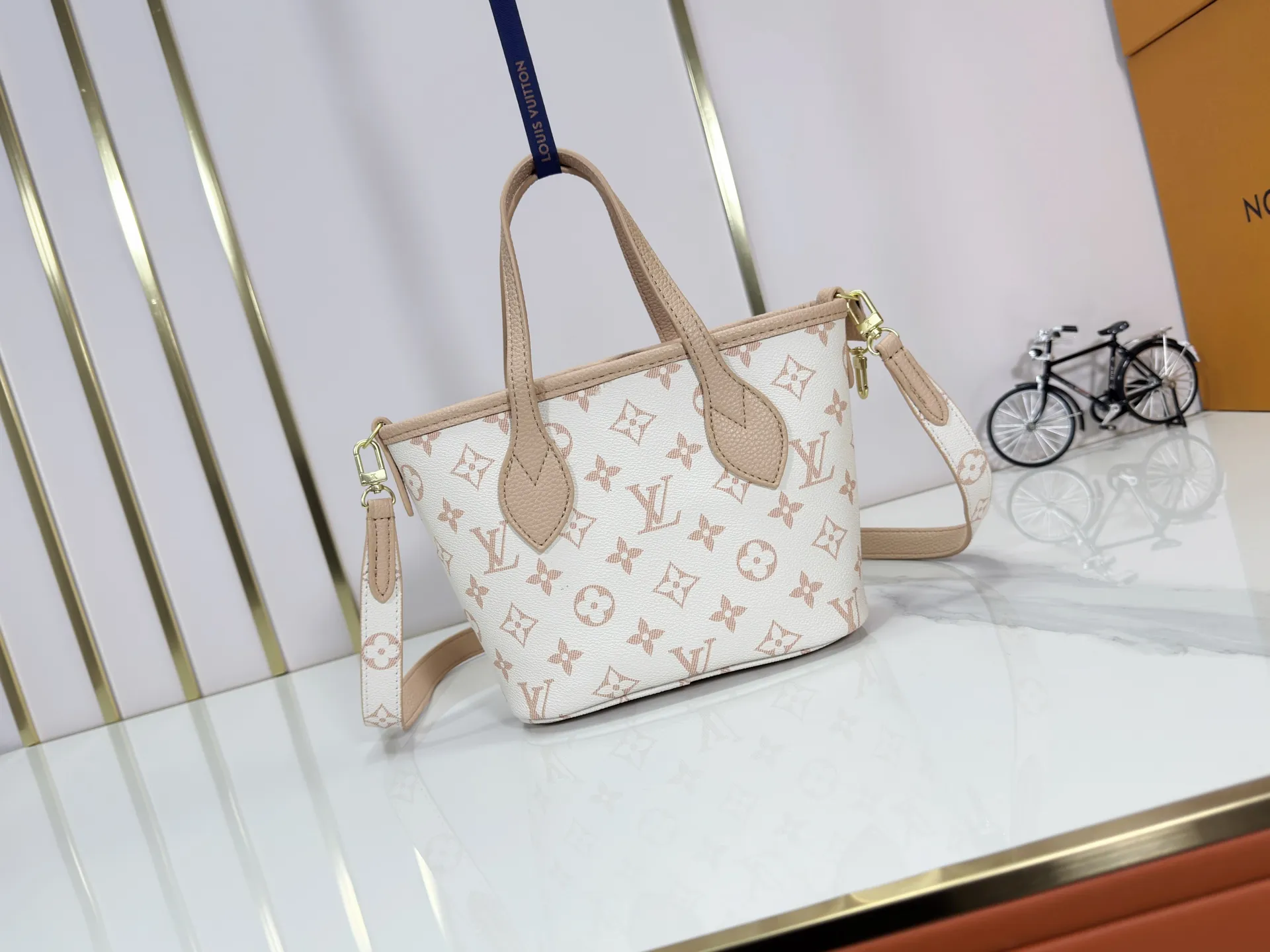 P240 M25656 M12099 Upgraded original Neverfull Bandouliere Inside Out BB handbag is a double-sided version of the classic design this season, with the front and back decorated with iconic Monogram canvas and grained leather. The removable zipper bag can be used alone or hung externally. The detachable shoulder strap makes it easy to wear cross-body, and the dazzling metal hardware adds a sophisticated detail. Dimensions: 26.5 × 16.5 × 11 cm