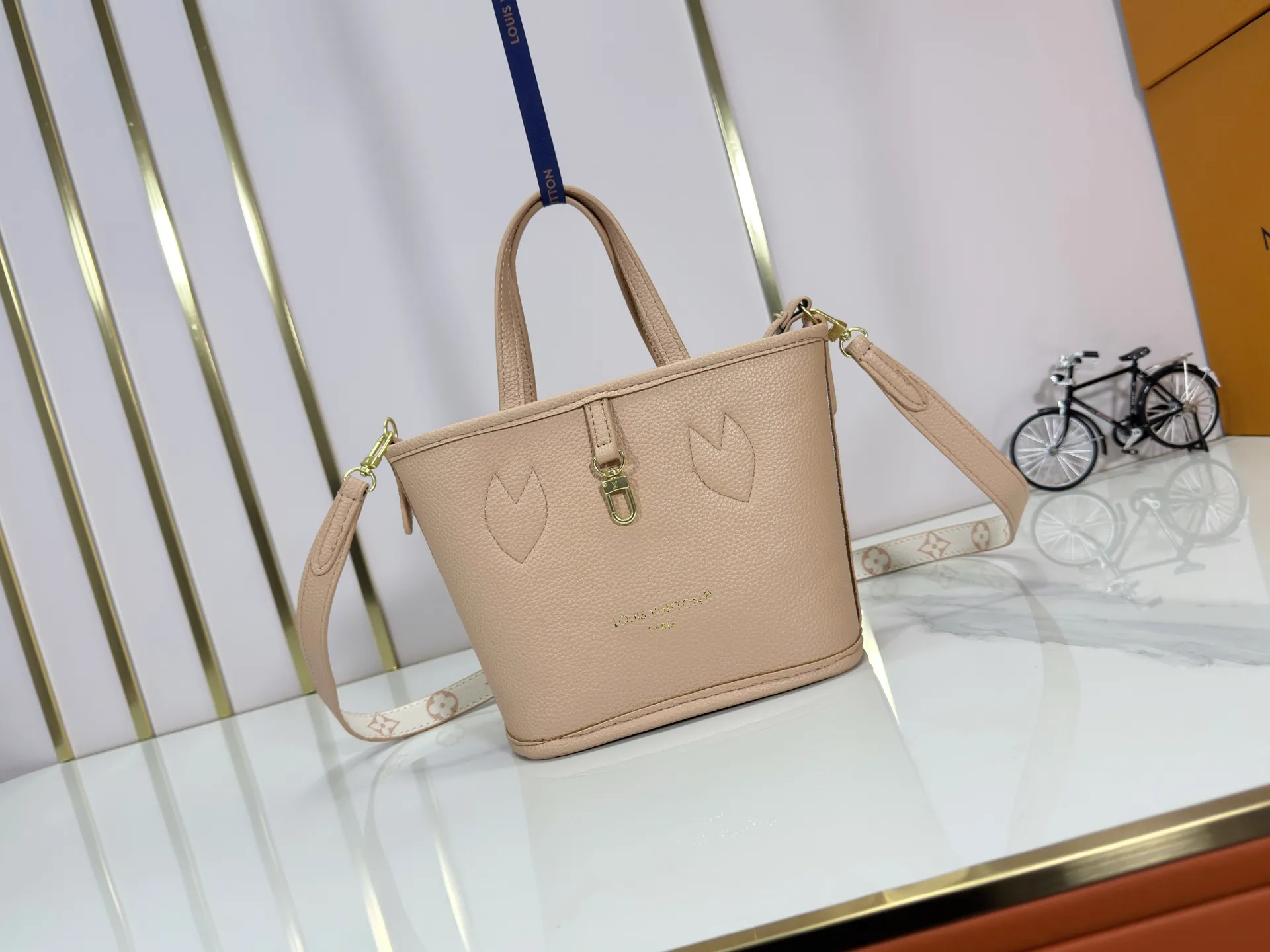 P240 M25656 M12099 Upgraded original Neverfull Bandouliere Inside Out BB handbag is a double-sided version of the classic design this season, with the front and back decorated with iconic Monogram canvas and grained leather. The removable zipper bag can be used alone or hung externally. The detachable shoulder strap makes it easy to wear cross-body, and the dazzling metal hardware adds a sophisticated detail. Dimensions: 26.5 × 16.5 × 11 cm