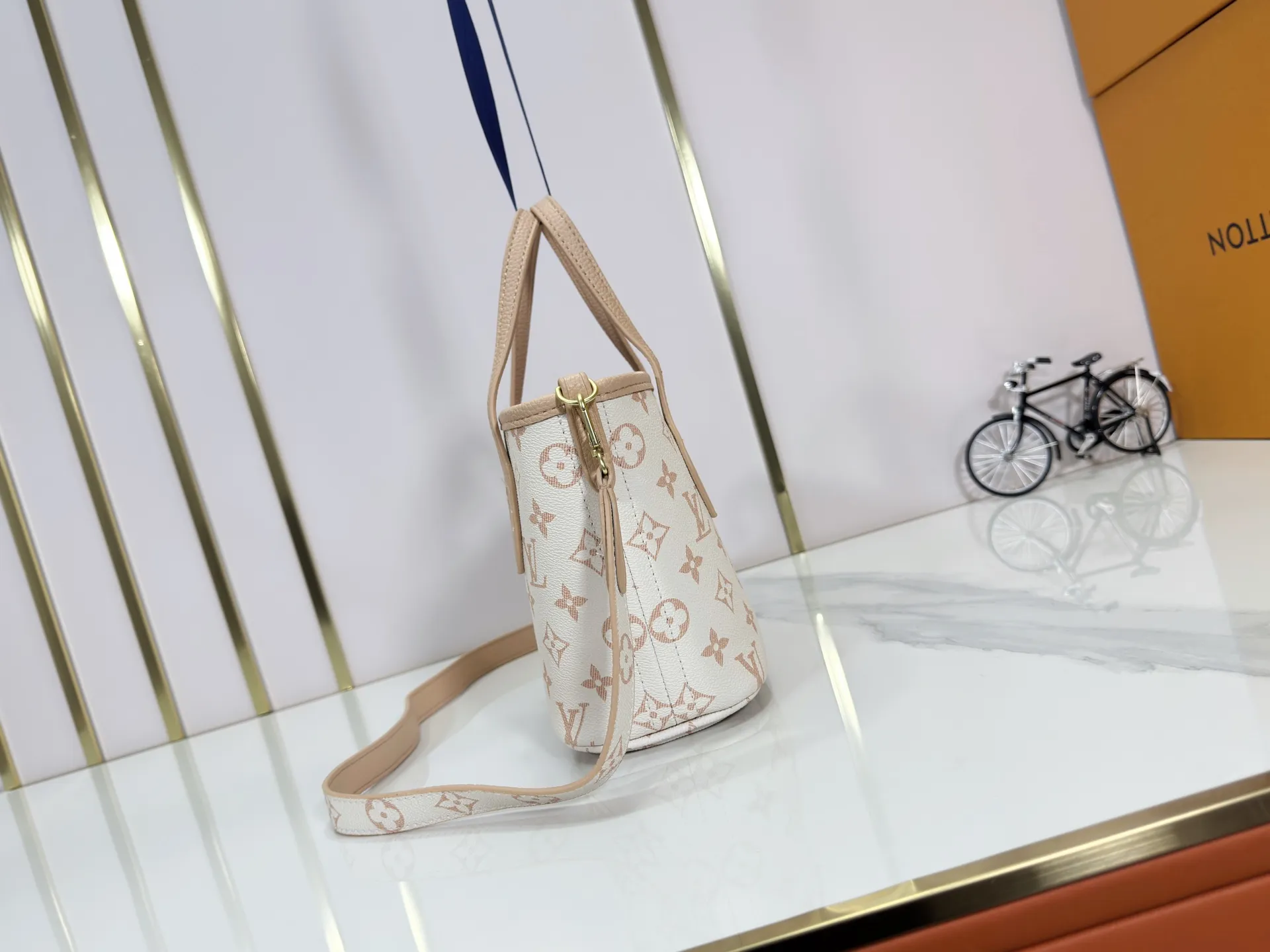 P240 M25656 M12099 Upgraded original Neverfull Bandouliere Inside Out BB handbag is a double-sided version of the classic design this season, with the front and back decorated with iconic Monogram canvas and grained leather. The removable zipper bag can be used alone or hung externally. The detachable shoulder strap makes it easy to wear cross-body, and the dazzling metal hardware adds a sophisticated detail. Dimensions: 26.5 × 16.5 × 11 cm