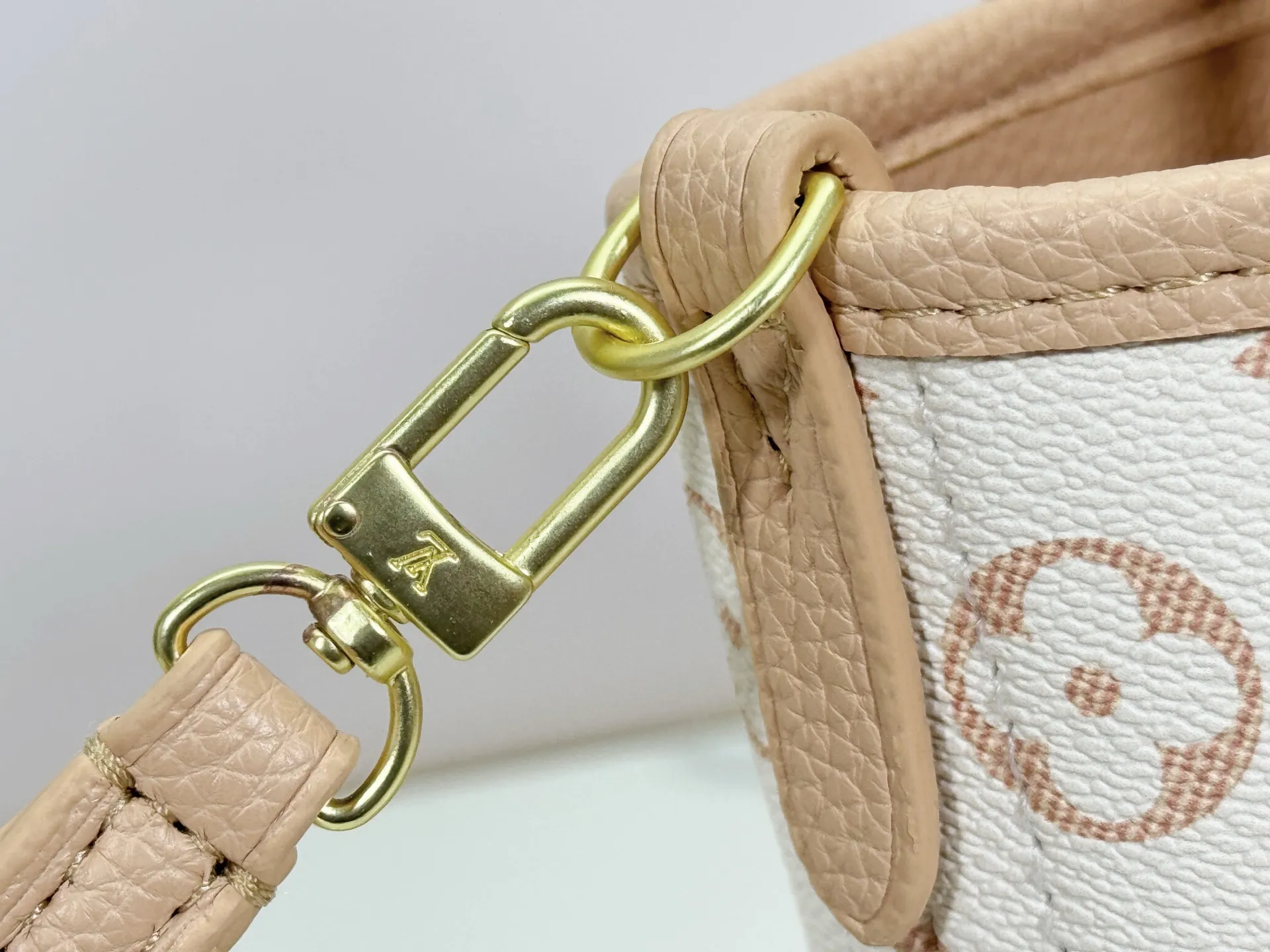 P240 M25656 M12099 Upgraded original Neverfull Bandouliere Inside Out BB handbag is a double-sided version of the classic design this season, with the front and back decorated with iconic Monogram canvas and grained leather. The removable zipper bag can be used alone or hung externally. The detachable shoulder strap makes it easy to wear cross-body, and the dazzling metal hardware adds a sophisticated detail. Dimensions: 26.5 × 16.5 × 11 cm