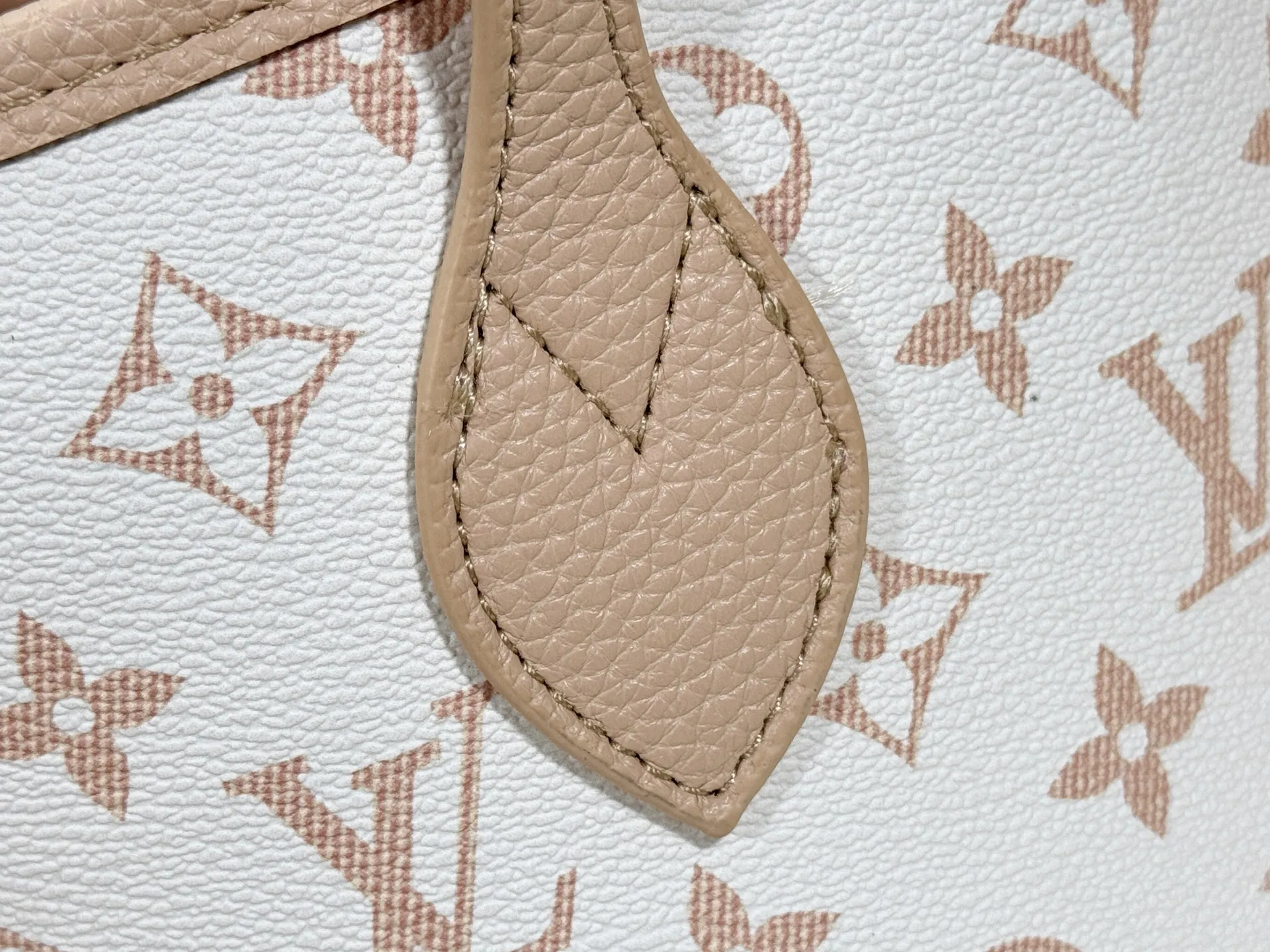 P240 M25656 M12099 Upgraded original Neverfull Bandouliere Inside Out BB handbag is a double-sided version of the classic design this season, with the front and back decorated with iconic Monogram canvas and grained leather. The removable zipper bag can be used alone or hung externally. The detachable shoulder strap makes it easy to wear cross-body, and the dazzling metal hardware adds a sophisticated detail. Dimensions: 26.5 × 16.5 × 11 cm