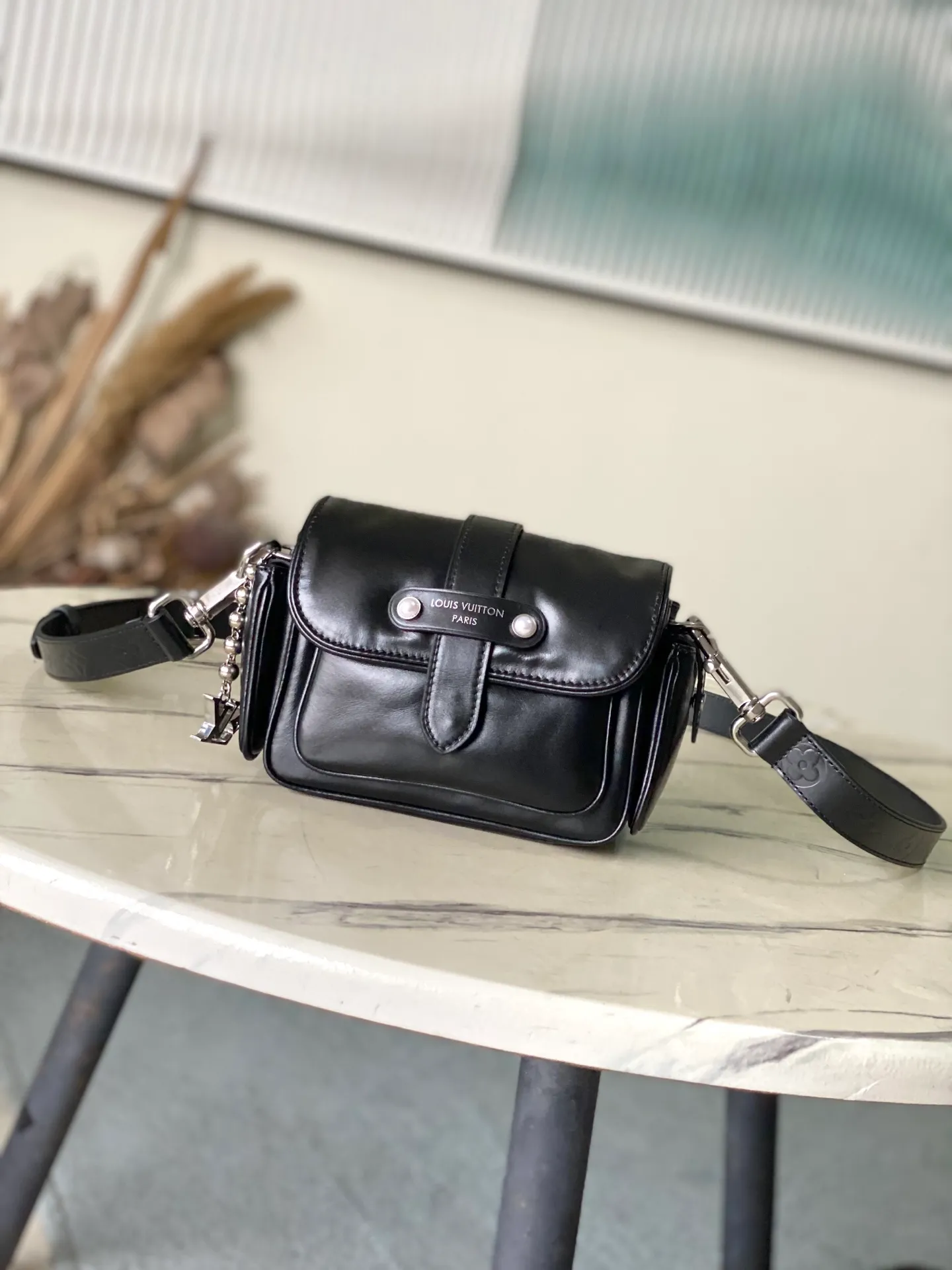 💰1460 (top layer leather) top original order M13989 This Cargo mini handbag is made of soft cow leather to show the relaxed charm, and then the surface is alive with the elegant luster of nylon. The LV letter decoration on the side hangs under the bead chain. Dimensions: 23 × 14 × 10 cm
