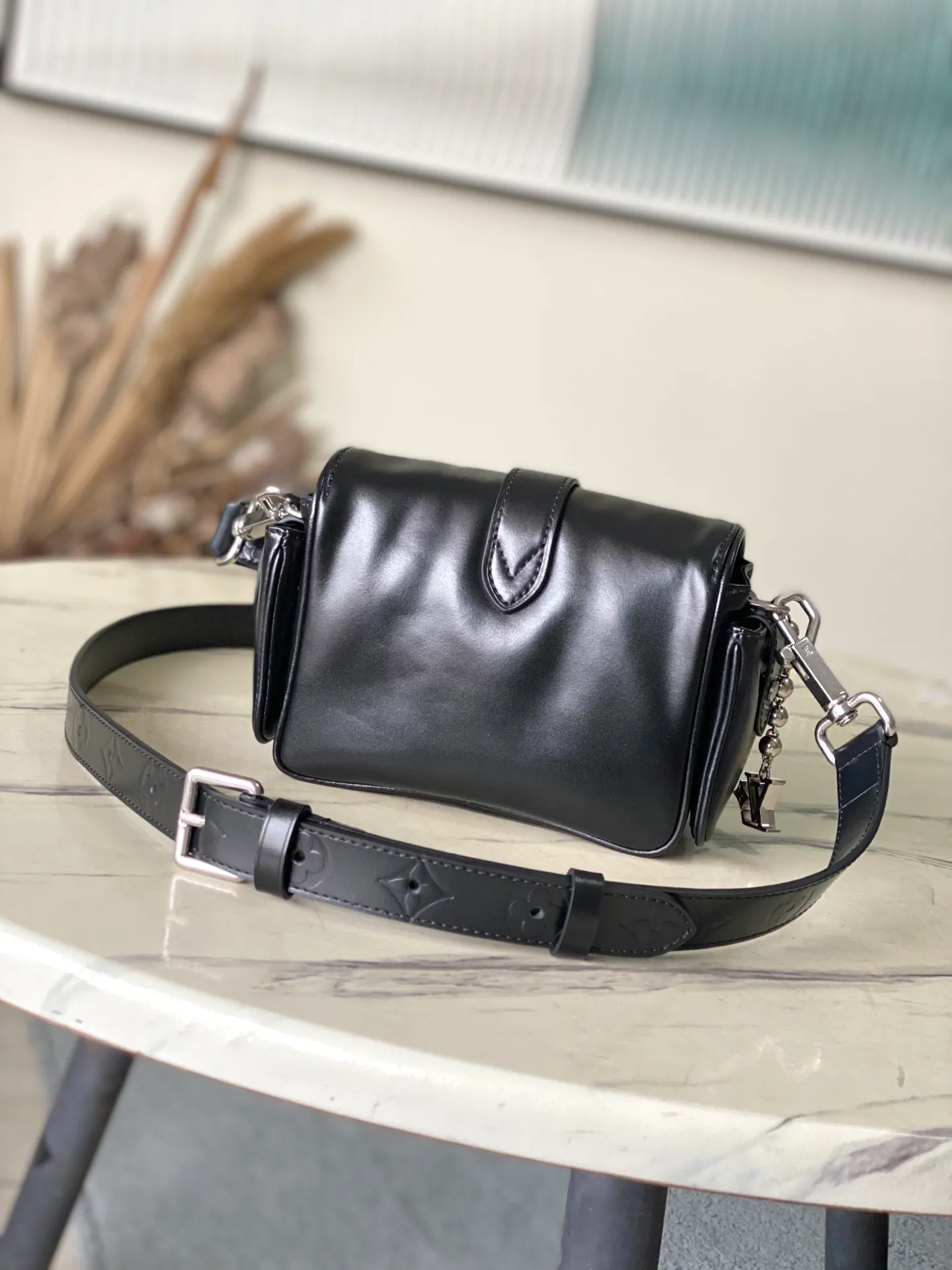 💰1460 (top layer leather) top original order M13989 This Cargo mini handbag is made of soft cow leather to show the relaxed charm, and then the surface is alive with the elegant luster of nylon. The LV letter decoration on the side hangs under the bead chain. Dimensions: 23 × 14 × 10 cm
