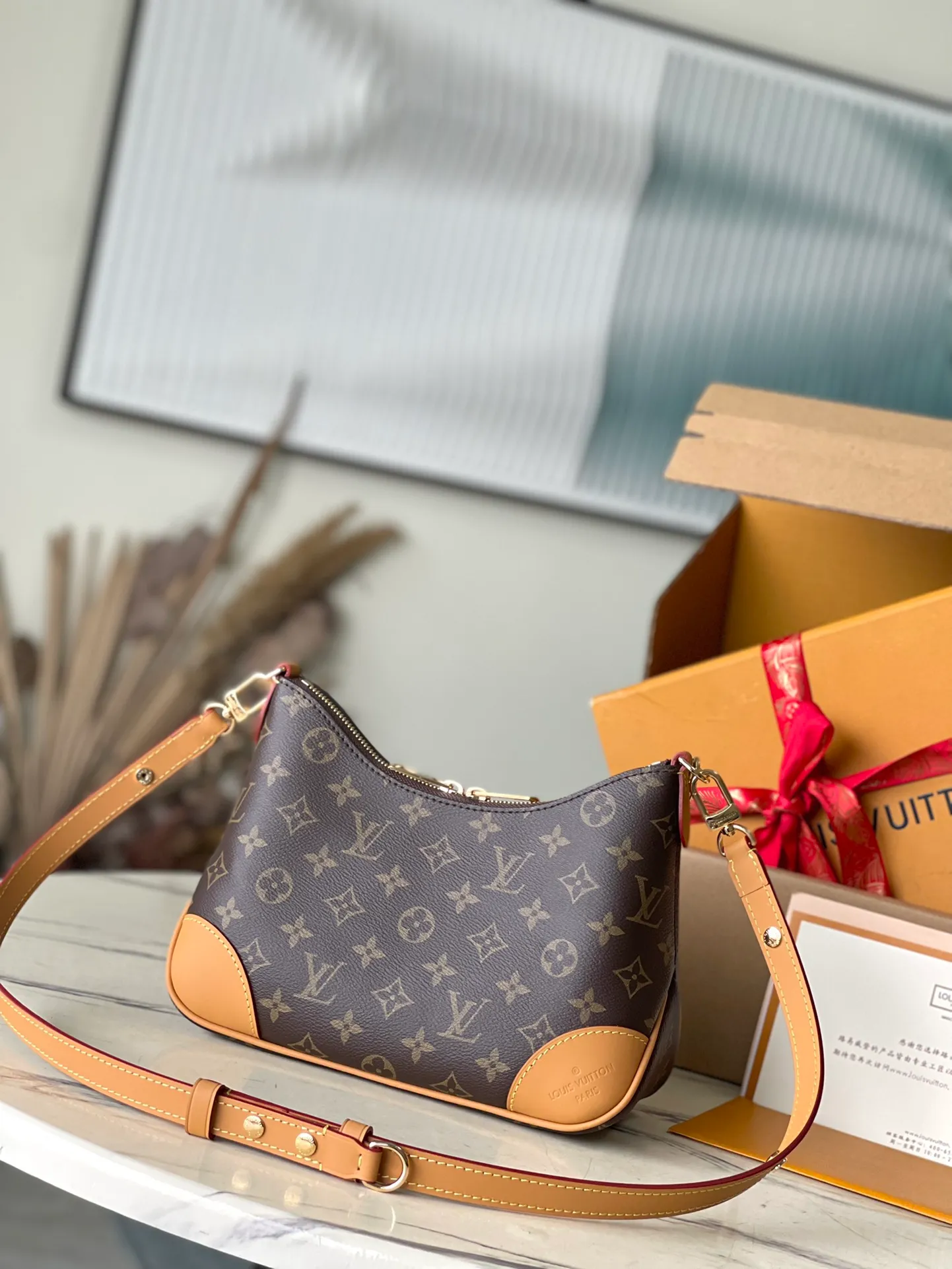 💰760 (steel chain) top original item M45832 with full set of original packaging. It can be used as a hand carry, crossbody, armpit, etc. [Good] presents a casual, versatile and gentle style, no pressure for daily outings, practical style with eyes closed😝 Size: 29×9.5×16cm