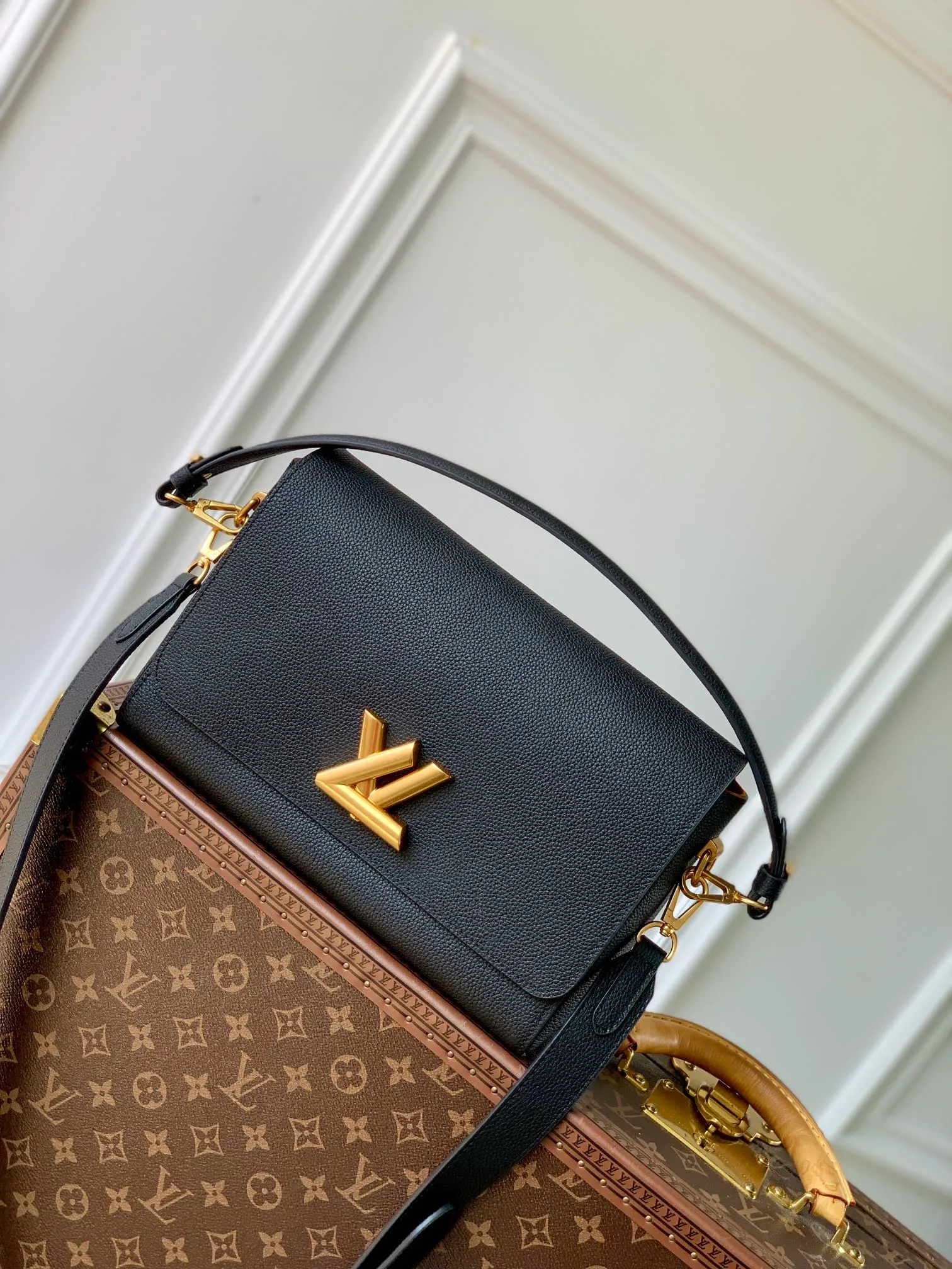 💰1280 (top layer leather) top quality original M24639 black. This Soft Twist handbag is made of soft cow leather and reinterprets the iconic Twist handbag in a generous size. The aged metal parts shine with eye-catching style, and the fitted design and multiple carrying methods enable a comfortable travel experience. 27 x 19 x 9 cm (length x height x width)