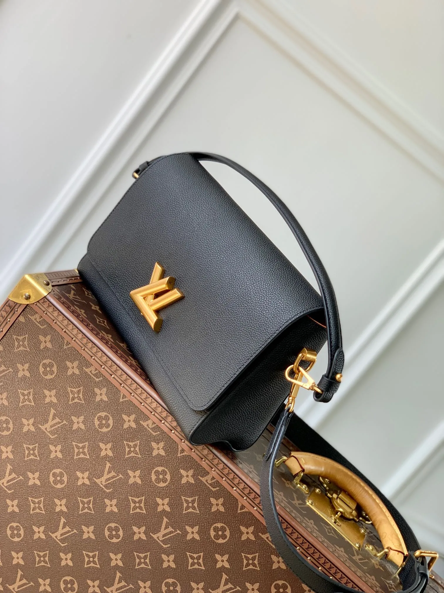 💰1280 (top layer leather) top quality original M24639 black. This Soft Twist handbag is made of soft cow leather and reinterprets the iconic Twist handbag in a generous size. The aged metal parts shine with eye-catching style, and the fitted design and multiple carrying methods enable a comfortable travel experience. 27 x 19 x 9 cm (length x height x width)