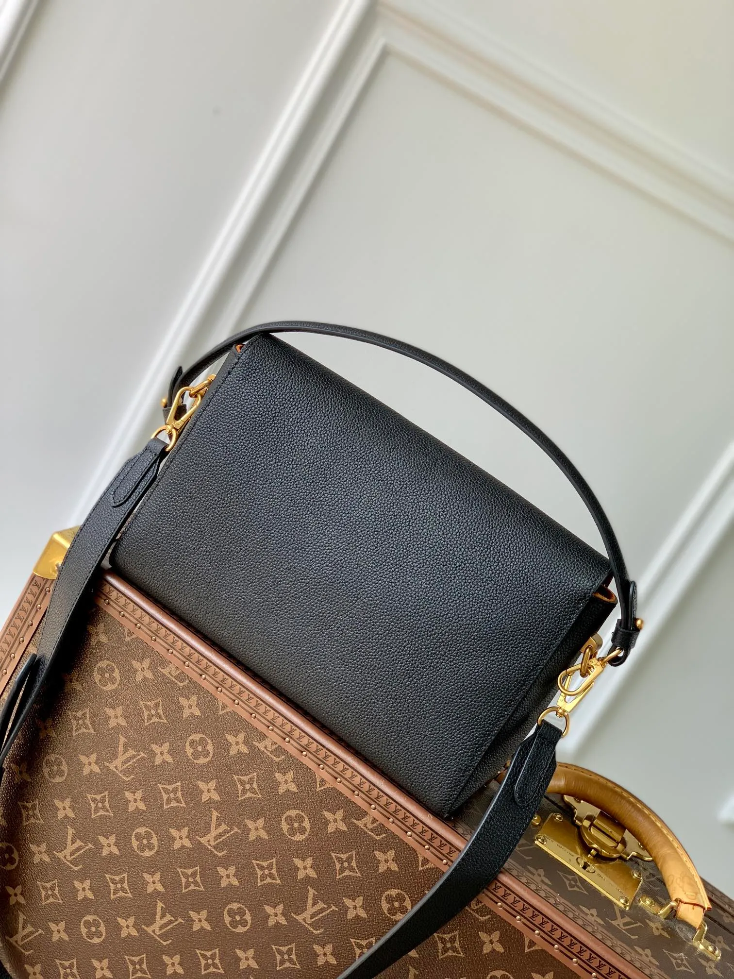 💰1280 (top layer leather) top quality original M24639 black. This Soft Twist handbag is made of soft cow leather and reinterprets the iconic Twist handbag in a generous size. The aged metal parts shine with eye-catching style, and the fitted design and multiple carrying methods enable a comfortable travel experience. 27 x 19 x 9 cm (length x height x width)