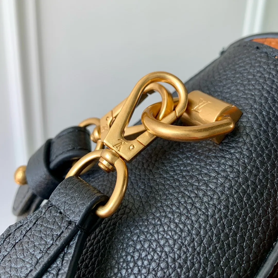 💰1280 (top layer leather) top quality original M24639 black. This Soft Twist handbag is made of soft cow leather and reinterprets the iconic Twist handbag in a generous size. The aged metal parts shine with eye-catching style, and the fitted design and multiple carrying methods enable a comfortable travel experience. 27 x 19 x 9 cm (length x height x width)