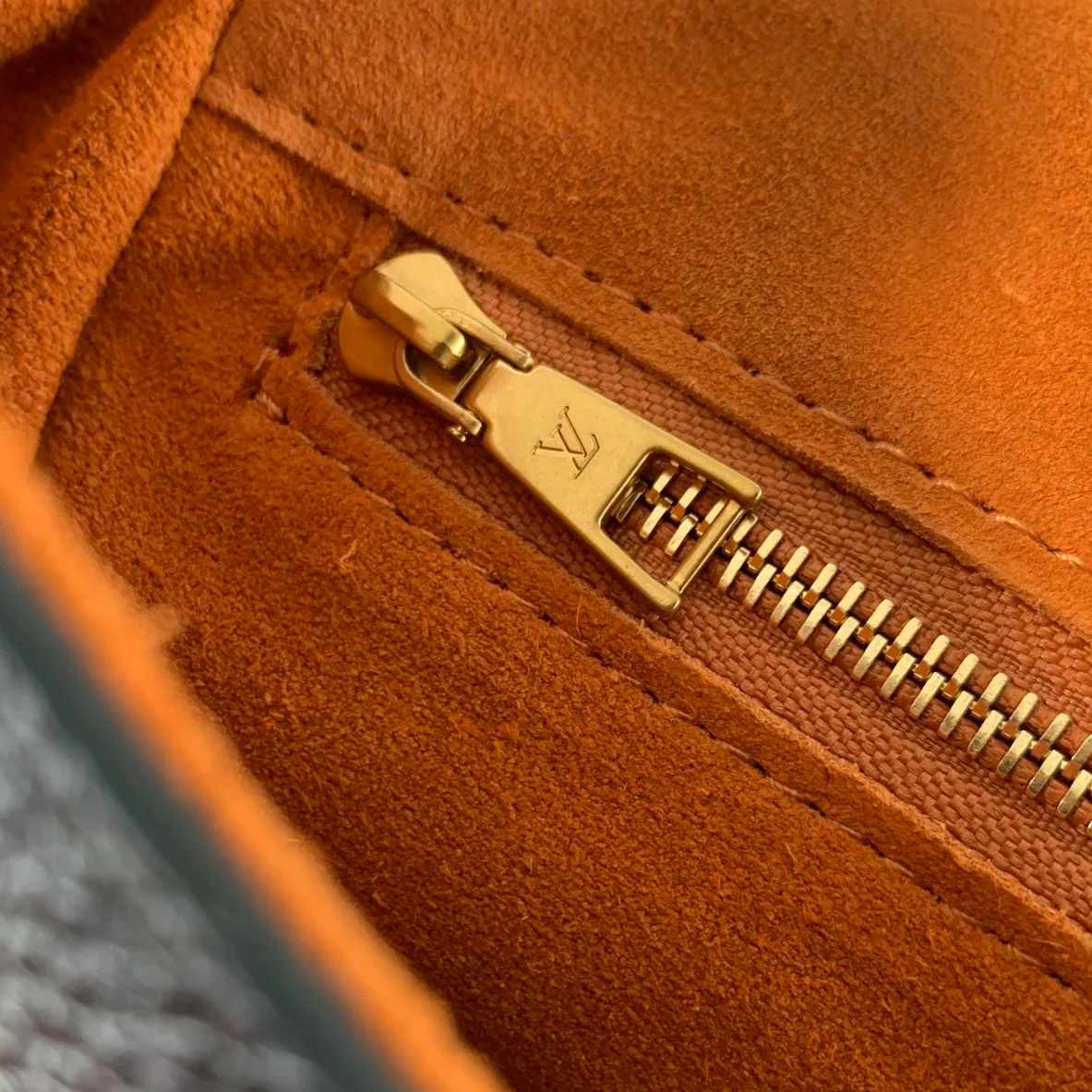 💰1280 (top layer leather) top quality original M24639 black. This Soft Twist handbag is made of soft cow leather and reinterprets the iconic Twist handbag in a generous size. The aged metal parts shine with eye-catching style, and the fitted design and multiple carrying methods enable a comfortable travel experience. 27 x 19 x 9 cm (length x height x width)